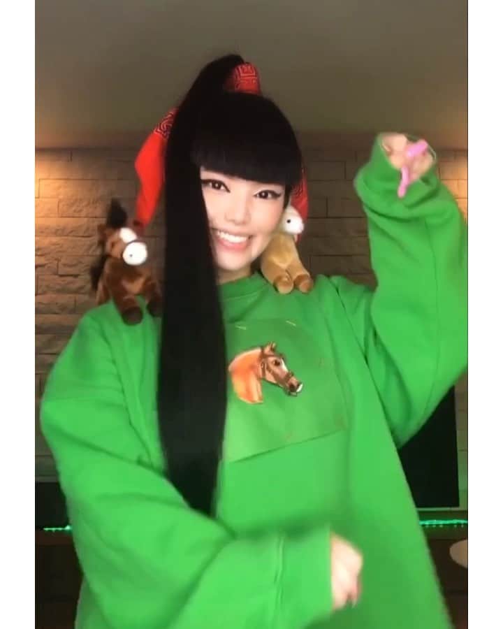 森山穂乃香のインスタグラム：「【TOGETHER !JRA馬術🐎】土屋太鳳さんとコラボできるチャンス‼️✨ 一緒にUMAダンを踊って盛り上げよう🔥 みんな応募してねーー✊🏻💚✨✨✨  応募方法はこちら⬇️ ①応募は、Umabiのオフィシャルアカウントをフォロー @umabi_official  ②ハッシュタグ「#UMAダン #TOGETHER 」 をつけて投稿 ③﻿詳細は【UMAダン おどろう】で検索🔎  #UMAダン #TOGETHER #おうまさんダンス #踊ってみた #スポーツの秋 #ダンス #pr #dance」