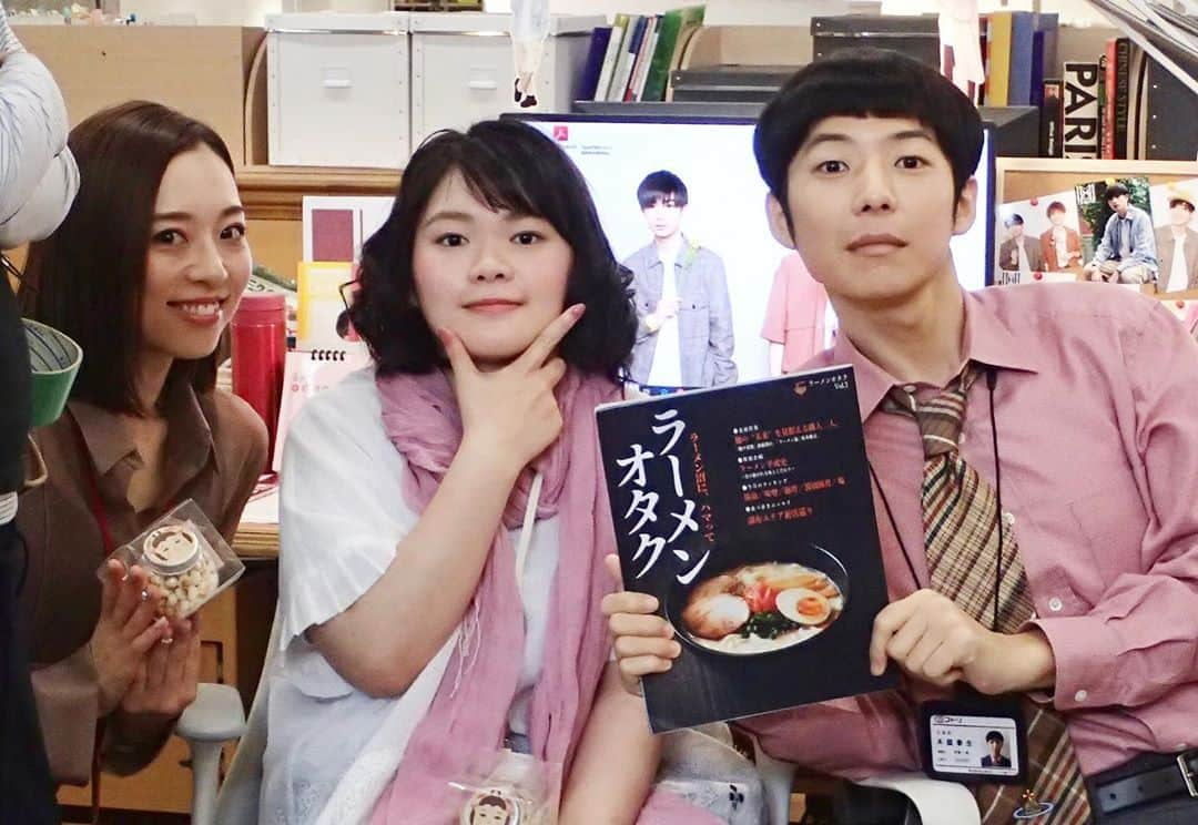 『おじさんはカワイイものがお好き。』ドラマ公式さんのインスタグラム写真 - (『おじさんはカワイイものがお好き。』ドラマ公式Instagram)「・ 🎉Happy Birthday🎉  10/28は木庭春生役 #水間ロン さんのお誕生日🎂✨  おめでとうございます㊗️✨  株式会社コトリの部下3人組🍜＆憧れの小路課長とのオフショット📸✨  ドラマ #おじカワ💛🧡 Huluでは全話、TVer等で毎週1話ずつ無料再配信中です✨  #おじさんはカワイイものがお好き。 #眞島秀和 #今井翼 #桐山漣 #藤原大祐 #富田望生 #愛加あゆ #水間ロン #佐藤正和」10月28日 20時36分 - ojikawa_drama