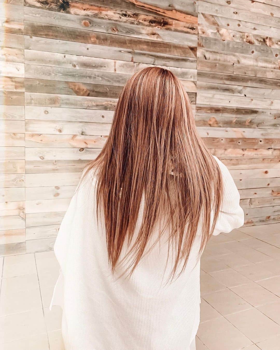 ✷kana✷のインスタグラム：「@sammy.nyc.japan  . 初体験♡ #サミートリートメント で髪質改善！！ ブリーチダメージでパサつきや切れ毛の 酷かった毛先、そしてうねりやすい髪が たったの一回でこんなに生まれ変わった！ とにかくさらっさらで つるっつるで自分の髪じゃないみたい😭 嬉しくてめっちゃ載せるw . 特殊な技術で タンパク質やダメージに合わせた成分を 髪に補給してクセを抑えてくれたり、 元の毛質よりも美しくなるの！！ これでも今日の仕上がりで40点程度 だそうで、回数を重ねれば重ねるほど どんどん改善されるみたいだよ！驚 . @watai_hair  @taketo_watai さん ありがとうございました♡ . . #酸熱トリートメント #髪質改善 #sammytreatment」