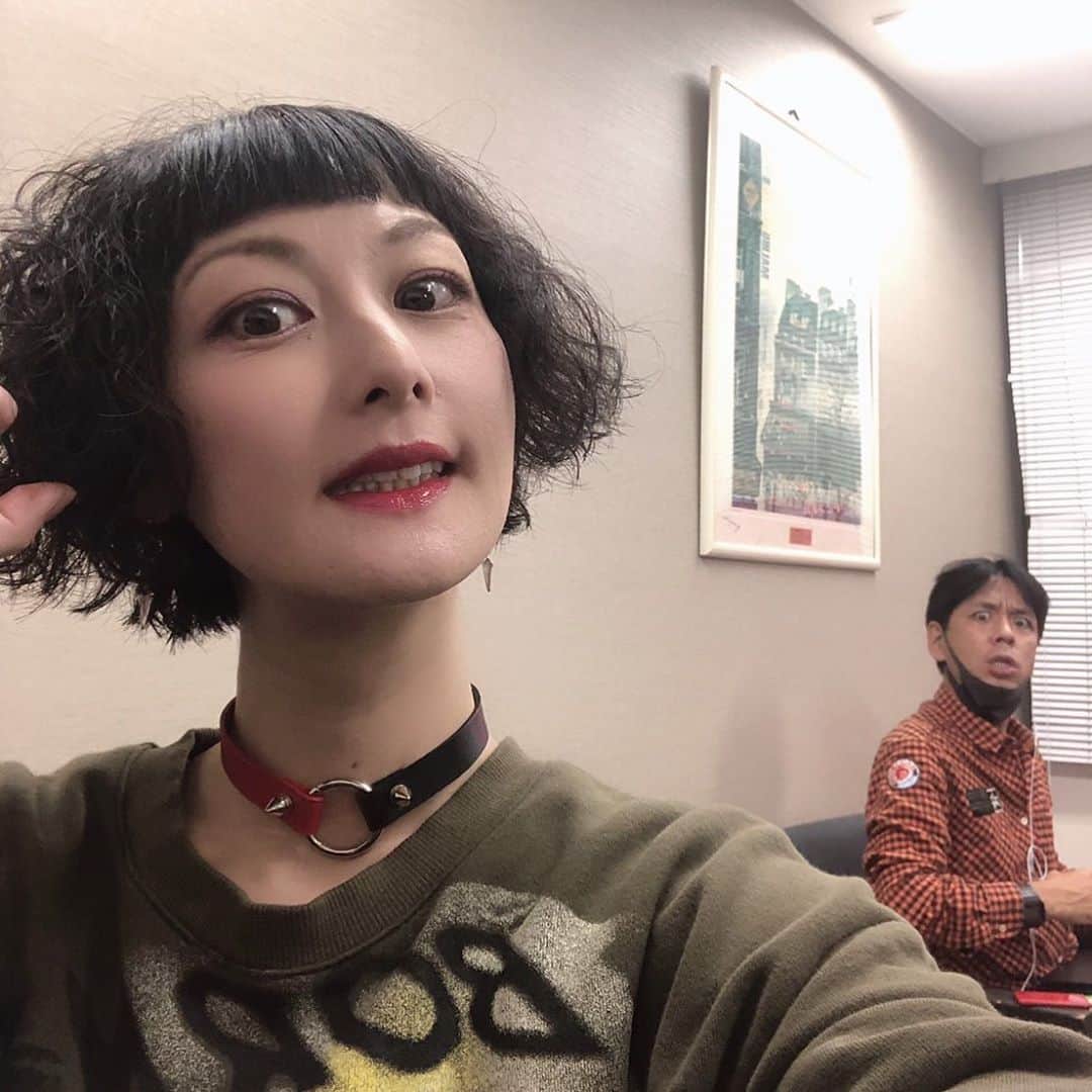 藤井ペイジのインスタグラム：「今宵は鳥居ちゃんのニコ生でした。最近YouTube始めたんですよ。それはさておき、オレ遠ない？遠ない？ #鳥居みゆき #藤井ペイジ」