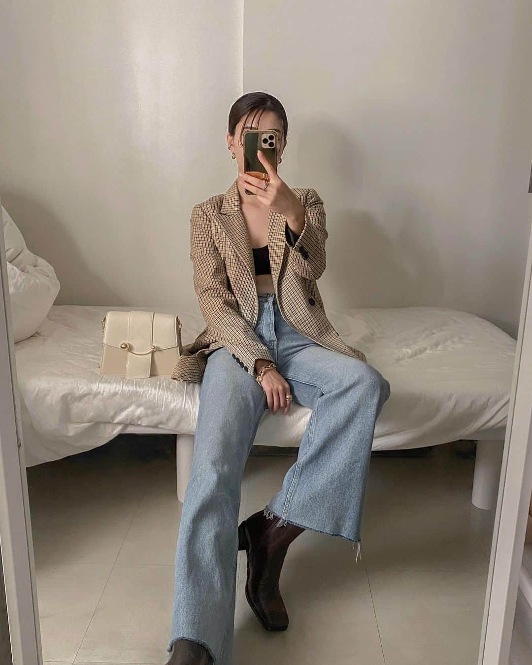 影山可蓮のインスタグラム：「・ ・ Outfit 🌼 ・ ・ 秋服大好き。チェックジャケットに 夏から愛用してるデニムとブラウンブーツでカジュアルコーデ💭 バックはちょっと綺麗めなのを🤍 ・ ・ 🏷 PANTS  @vicente__official  SHOES @lveu.official  BAG @strathberry  JACKET @zara  ACC @aroq_official @seadsmara  ・ ・ #やっぱり寒ってなって出かける前にカットソー着た 。 ・ ・ #outfit #ootd  #instafashion #minimalstyle #minimalfashion #classicstyle #simpleoutfit #everydaylook  #コーデ #コーディネート #今日のコーデ #私服  #karen_k_outfit」