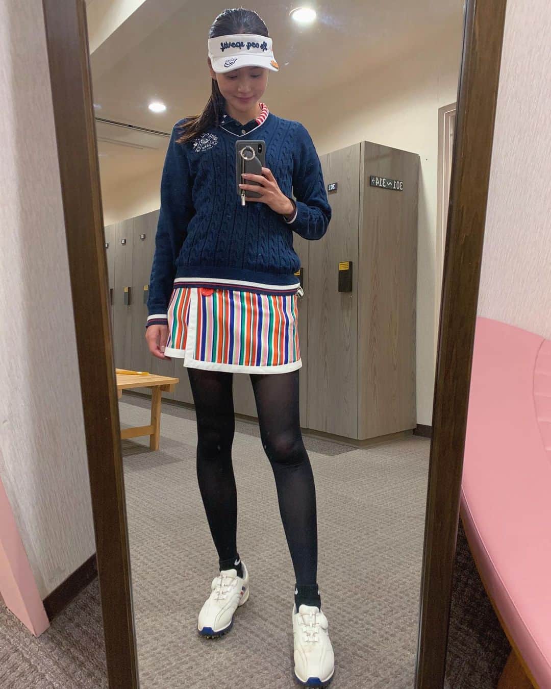 遠藤瞳のインスタグラム：「ニット着たけど暑かった😂 この日はバンカーday😇 ゴルフ始めた頃の方が まだバンカー得意だったような😑  👆2枚目動画 先の方にあったって 重たかった😅💦  #ゴルフ #ゴルフ女子 #golf」