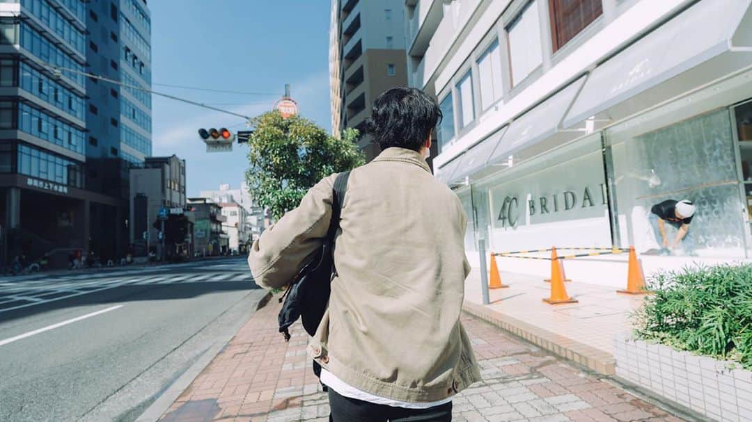 近藤薫のインスタグラム：「歩いたことのない道を、結構な距離、歩いた。 #静岡 #walking #散歩 #散歩写真 #HASSE #a7c #sony #頼りになる背中」