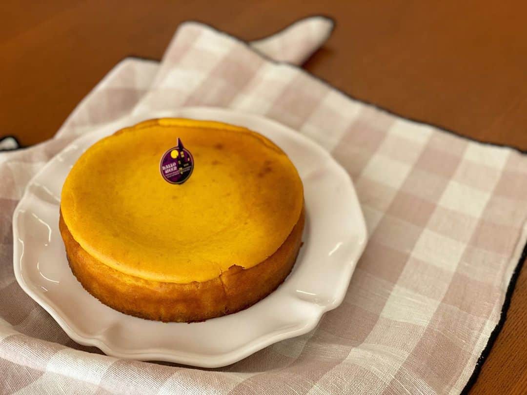 小澤名代さんのインスタグラム写真 - (小澤名代Instagram)「大好きな南瓜の季節♡ 北海道かぼちゃを使ったグルテンフリーのチーズケーキを作りました。  もうかれこれ5年ほど、 @takakosweets のお菓子教室に通って、グルテンフリーのお菓子を習ってます。  毎日甘いものを食べないと落ち着かないほどの甘党ですが、やはり美肌やダイエットのために、グルテン（小麦）摂取しすぎるのを気にして体にいいスイーツならと思い、わたしは小麦アレルギーはないものの、胃腸や健康のために、グルテンフリーの日を作ったりしています。  特に肌荒れやプツプツ、ニキビができたときは、お肌が治るまではパスタやパンなどグルテンを含むものは避けて、大好きなスイーツもグルテンフリーのものにシフト。  グルテンフリーにすることで、胃や腸の調子が整えられることで、便秘・下痢の解消されます。  また、腸内環境が悪いと体の不調につながりますが、グルテンフリーで改善することにより体調がよくなり、疲れが取れるという効果もあります。 グルテンは肌にも影響しやすいため、腸内環境をよくすることで、肌の糖化するのを防げるので、バリア機能が整って肌の水分を保つことができるので、乾燥肌も改善します。 肌糖化による肌の黄くすみも防げるので、それが透明感アップにつながります。  スキンケアも大事ですが、体の中からもきれいにすると、お肌の改善は早くなりますよ✨  甘いものや美味しいものは我慢しないことで、ストレスフリーにもなるし、グルテンフリーのお菓子を手作りすることで お砂糖の量や入っている材料を知ることができるので、すごく自分のためにもなりますよ！  @takakosweets は美肌でエイジレスの先生が教えてくれるので、気になる方は是非♡  #takakosweets  #beautytips  #bakingtime  #お菓子教室 #グルテンフリー #腸活ダイエット  #南瓜のチーズケーキ  #グルテンフリースイーツ」10月28日 20時50分 - ozawanayo