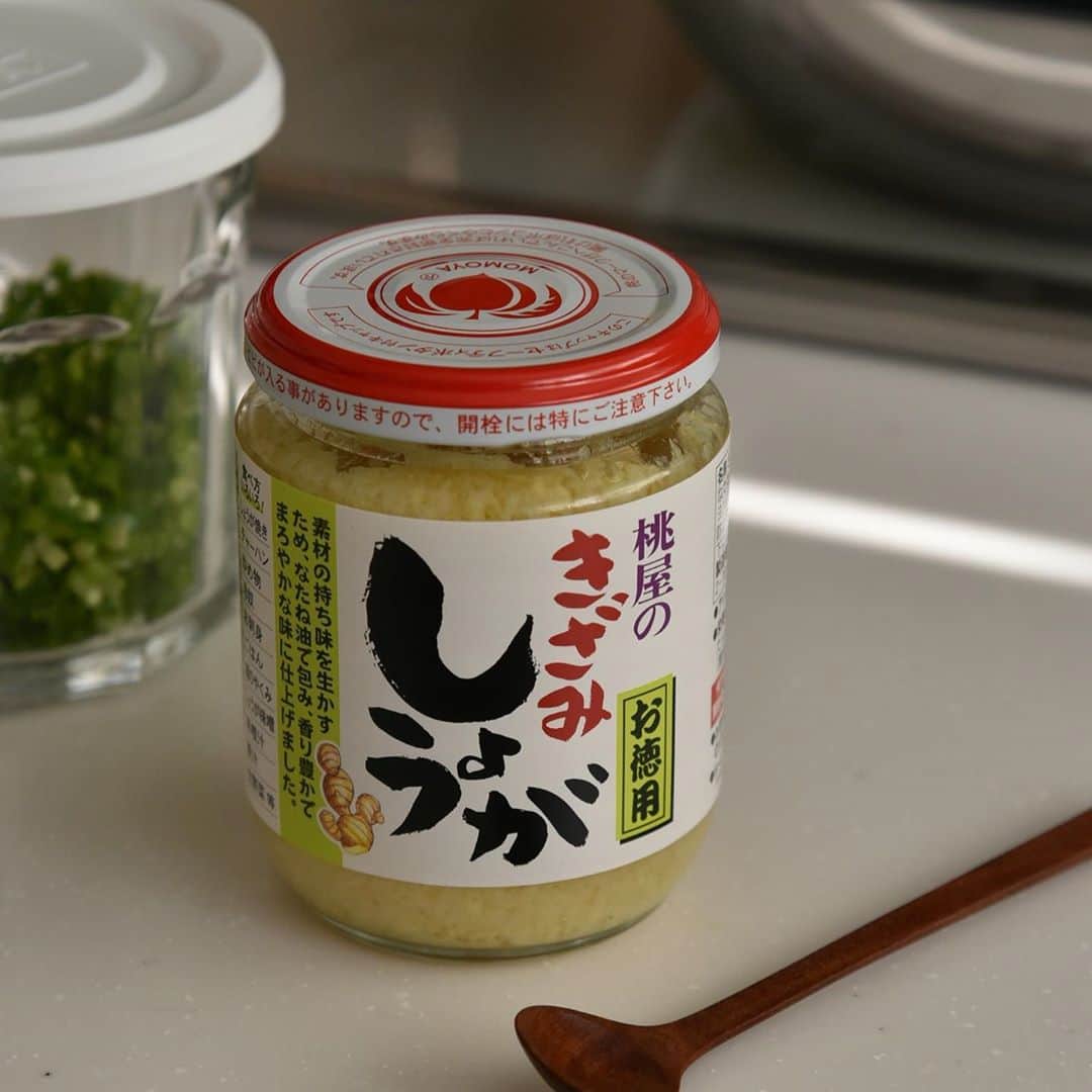 めがねとかもめと北欧暮らしさんのインスタグラム写真 - (めがねとかもめと北欧暮らしInstagram)「お徳用に手を出した🤣  使う頻度が高すぎる、溺愛調味料✨ 『桃屋のきざみしょうが』  スーパーでお徳用を見つけて、即カゴへINしてしまいました😳  今朝はそんな最強調味料を使ったズボラ飯！ 茄子を焼いただけなのに、なぜこんなに美味しいのーー🥰  盛り付けもちょいと可愛くしてみた！ どうかな？！  簡単レシピはブログでご紹介しています。 @mi1341  ←プロフィールのURLからブログへ飛べます。  家事の合間に、お茶のお供に、読んでもらえたら嬉しいです☺️  #めがねとかもめと北欧暮らし#朝のせごはん#朝ごはん#朝活#朝食#テキトーごはん#簡単レシピ#簡単ごはん#ズボラ飯#なす#なす料理#茄子#茄子料理#桃屋#桃屋のきざみしょうが#調味料#しょうが#生姜醤油#子育て#子育てママ#思春期#反抗期#反抗期息子  ・ ・」10月28日 20時53分 - mi1341