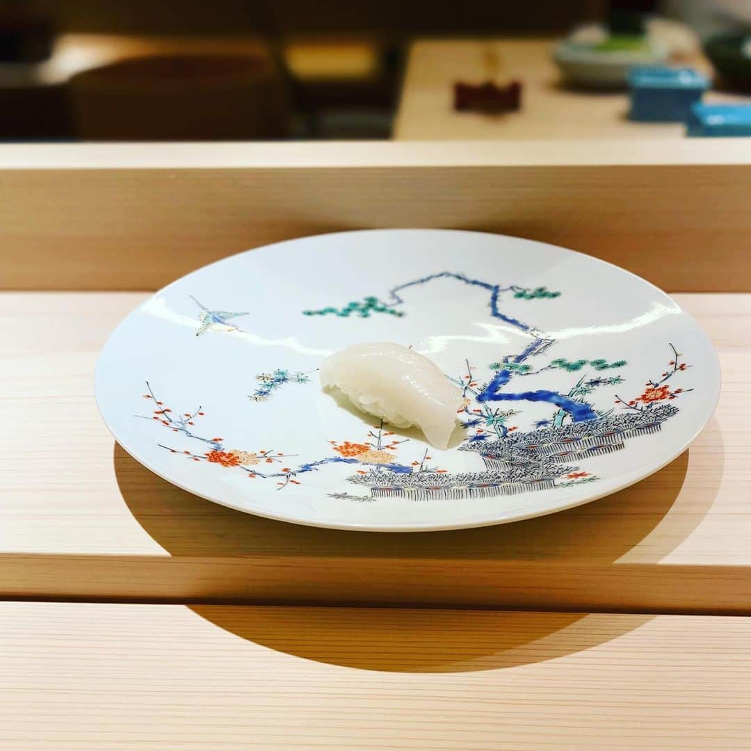勝恵子さんのインスタグラム写真 - (勝恵子Instagram)「大人でやりたかったこと。(一体何歳からがカッコ良い大人か?) 一人カウンター飲み、とか一人カウンター寿司。 友人との語らいもよいが、一人時間も楽しめるタイプ。で、一人カウンター寿司。ランチだけど。自分へのご褒美😍何の？笑  #お寿司　#お寿司大好き」10月28日 20時57分 - keiko.katsu