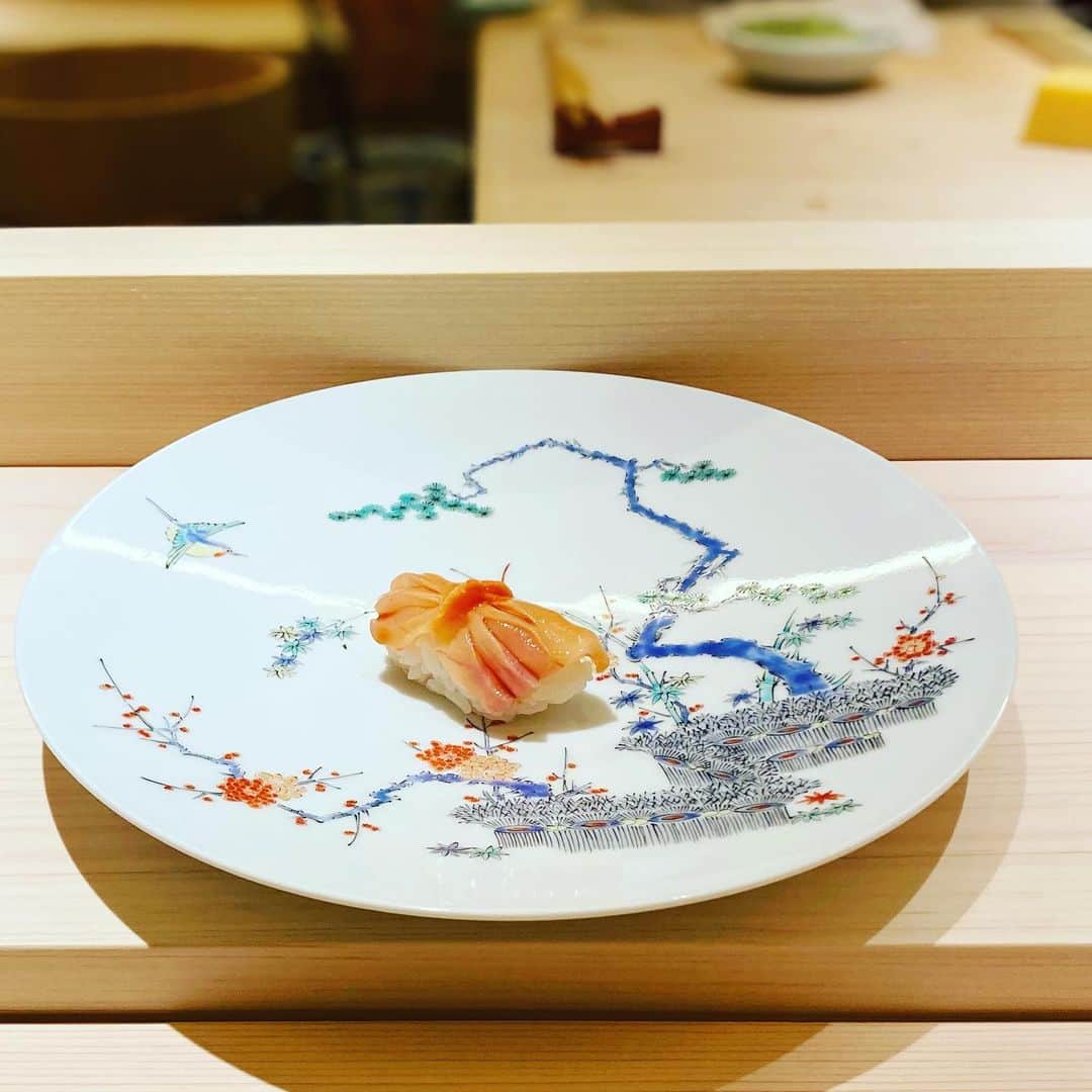 勝恵子さんのインスタグラム写真 - (勝恵子Instagram)「大人でやりたかったこと。(一体何歳からがカッコ良い大人か?) 一人カウンター飲み、とか一人カウンター寿司。 友人との語らいもよいが、一人時間も楽しめるタイプ。で、一人カウンター寿司。ランチだけど。自分へのご褒美😍何の？笑  #お寿司　#お寿司大好き」10月28日 20時57分 - keiko.katsu