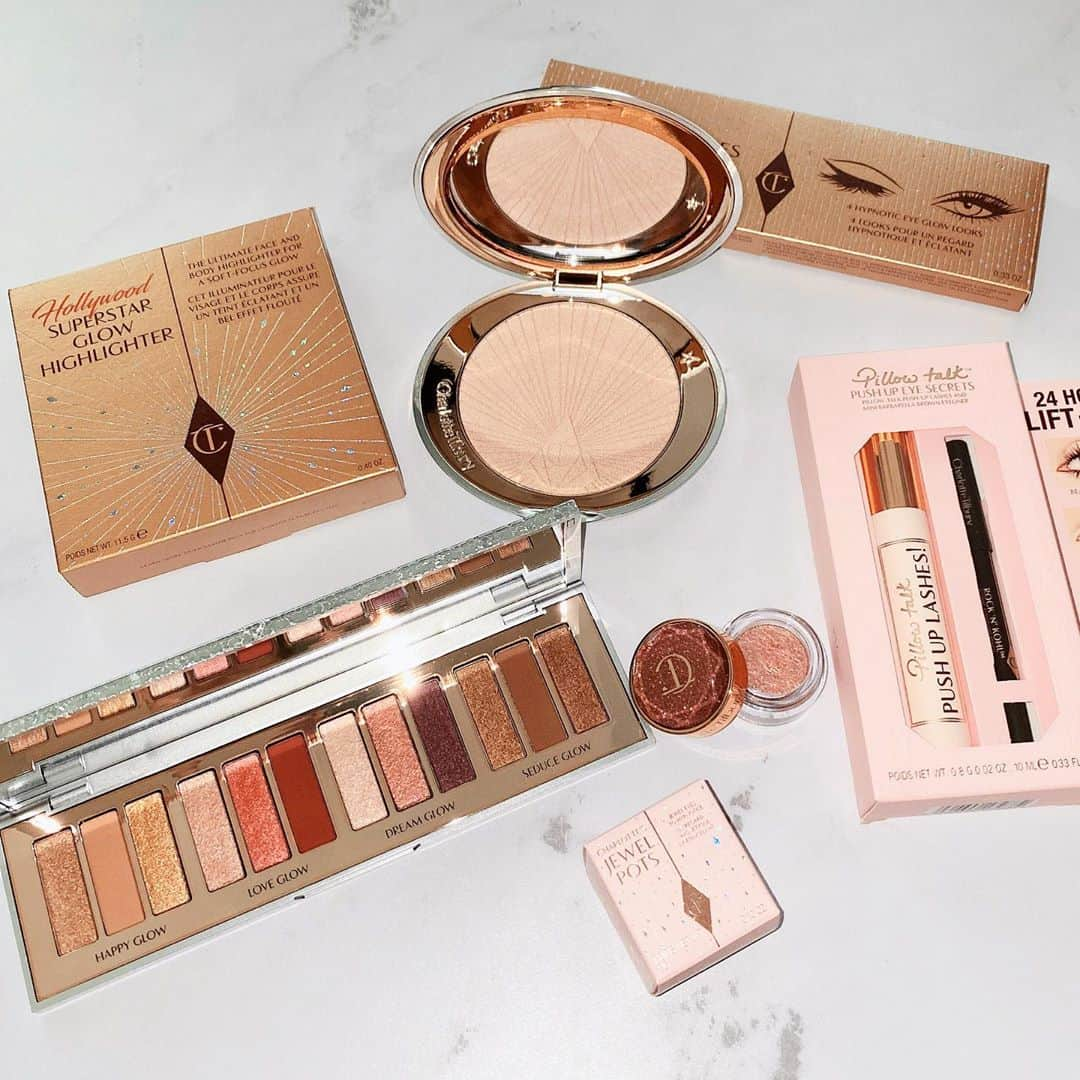 新希咲乃さんのインスタグラム写真 - (新希咲乃Instagram)「大好きなコスメブランドのCharlotte Tilbury ♡﻿ 日本未発売のイギリス生まれのブランド！！﻿ 可愛過ぎる…センスの塊って感じで﻿ 出会えてよかったなぁって思うブランドだよ(T-T)  今回はこのコスメたちをメインにしたホリデイコスメメイクをYouTubeにUPしました❄本当に可愛いコスメ達でメイクするとテンションあがるねー！！ ぜひ、チェックしてね♡ @ctilburymakeup  も見てみて♡ ﻿ ﻿﻿日本未発売なんだけど、1番買いやすいくて、品揃え良いのは @beautylish_jp  ﻿でした！包装も可愛くて毎度楽しいの♡  きっと、私の好きな世界観が同じく好き♡って思ってくれる方がフォロワーさんの中で多いと思ってる…！！ ので、本当におすすめのブランドでした〜🦩💕   #charlottetilbury #charlottetilburymakeup #シャーロットティルブリー #pillowtalk #クリスマスコフレ #ホリデイコスメ #christmascostume #holidaycollection #holiday #新作コスメ #アイシャドウパレット #beautylish #海外コスメ」10月28日 20時58分 - niki_sakino