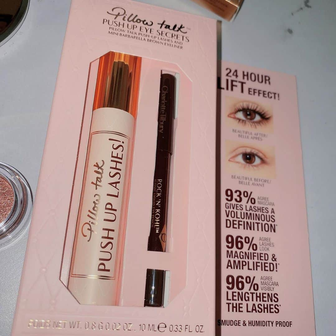 新希咲乃さんのインスタグラム写真 - (新希咲乃Instagram)「大好きなコスメブランドのCharlotte Tilbury ♡﻿ 日本未発売のイギリス生まれのブランド！！﻿ 可愛過ぎる…センスの塊って感じで﻿ 出会えてよかったなぁって思うブランドだよ(T-T)  今回はこのコスメたちをメインにしたホリデイコスメメイクをYouTubeにUPしました❄本当に可愛いコスメ達でメイクするとテンションあがるねー！！ ぜひ、チェックしてね♡ @ctilburymakeup  も見てみて♡ ﻿ ﻿﻿日本未発売なんだけど、1番買いやすいくて、品揃え良いのは @beautylish_jp  ﻿でした！包装も可愛くて毎度楽しいの♡  きっと、私の好きな世界観が同じく好き♡って思ってくれる方がフォロワーさんの中で多いと思ってる…！！ ので、本当におすすめのブランドでした〜🦩💕   #charlottetilbury #charlottetilburymakeup #シャーロットティルブリー #pillowtalk #クリスマスコフレ #ホリデイコスメ #christmascostume #holidaycollection #holiday #新作コスメ #アイシャドウパレット #beautylish #海外コスメ」10月28日 20時58分 - niki_sakino