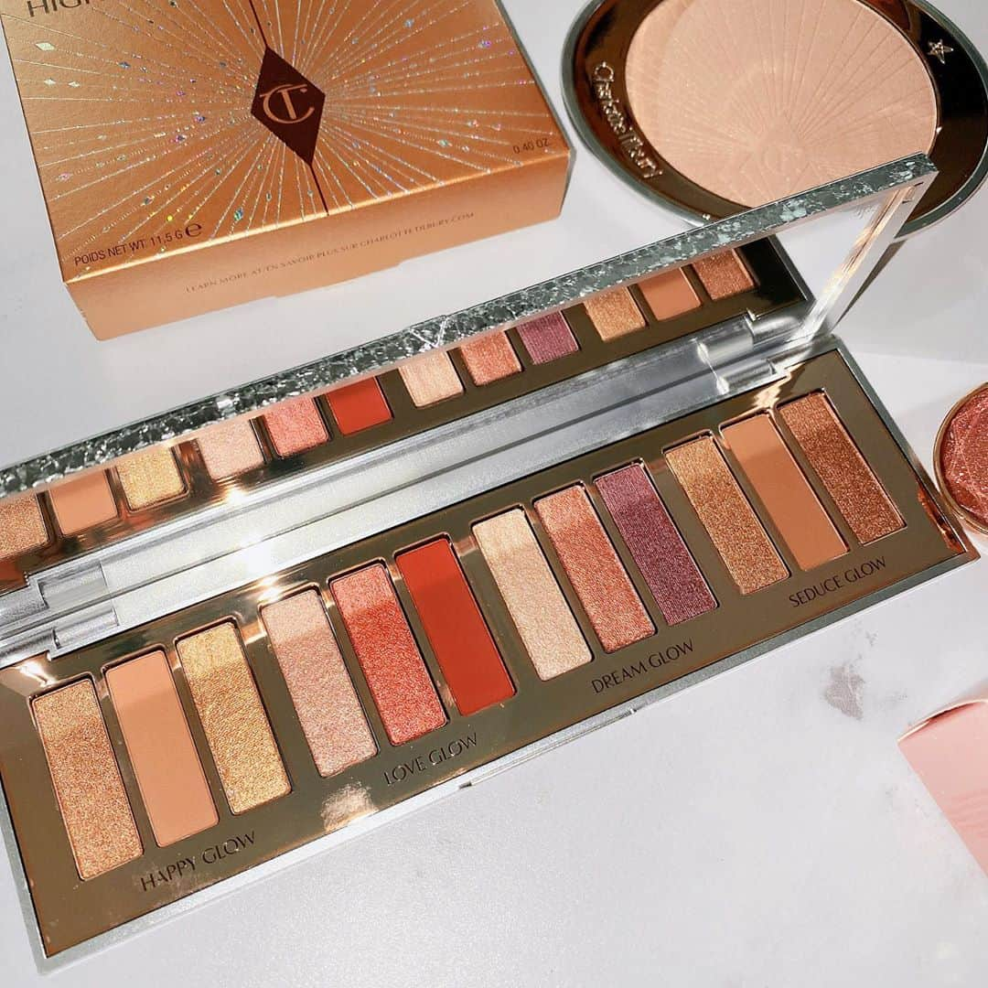 新希咲乃さんのインスタグラム写真 - (新希咲乃Instagram)「大好きなコスメブランドのCharlotte Tilbury ♡﻿ 日本未発売のイギリス生まれのブランド！！﻿ 可愛過ぎる…センスの塊って感じで﻿ 出会えてよかったなぁって思うブランドだよ(T-T)  今回はこのコスメたちをメインにしたホリデイコスメメイクをYouTubeにUPしました❄本当に可愛いコスメ達でメイクするとテンションあがるねー！！ ぜひ、チェックしてね♡ @ctilburymakeup  も見てみて♡ ﻿ ﻿﻿日本未発売なんだけど、1番買いやすいくて、品揃え良いのは @beautylish_jp  ﻿でした！包装も可愛くて毎度楽しいの♡  きっと、私の好きな世界観が同じく好き♡って思ってくれる方がフォロワーさんの中で多いと思ってる…！！ ので、本当におすすめのブランドでした〜🦩💕   #charlottetilbury #charlottetilburymakeup #シャーロットティルブリー #pillowtalk #クリスマスコフレ #ホリデイコスメ #christmascostume #holidaycollection #holiday #新作コスメ #アイシャドウパレット #beautylish #海外コスメ」10月28日 20時58分 - niki_sakino