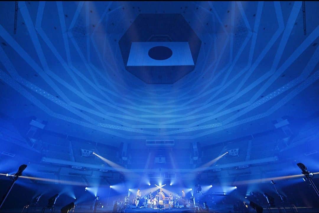 のインスタグラム：「. wacci Streaming Live at 日本武道館 ご視聴有難うございました！！ . 自身初の武道館公演。 無観客ならではの演出でお届けしました。 . 次は満員のお客様に会場で見て頂きたい…！ これからのwacciにもご期待下さい！ . #wacci #wacci武道館無料ライブ #武道館 #武道館ライブ #ライブ配信 #配信ライブ #無料ライブ #無観客ライブ」
