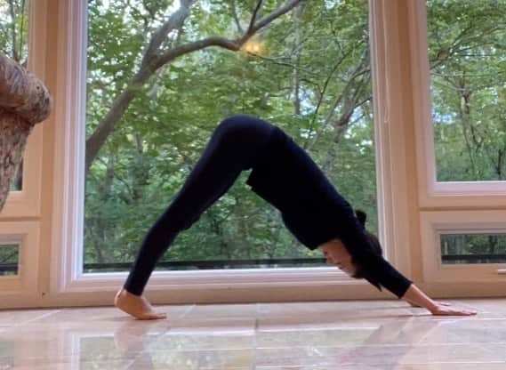 桑原りささんのインスタグラム写真 - (桑原りさInstagram)「ダウンドッグ🐶のポーズ。本当は、かかとを付ける方がいいみたい。脚の裏側がのびるのびる✨ #yoga #ヨガ」10月28日 20時59分 - lisakuwamon