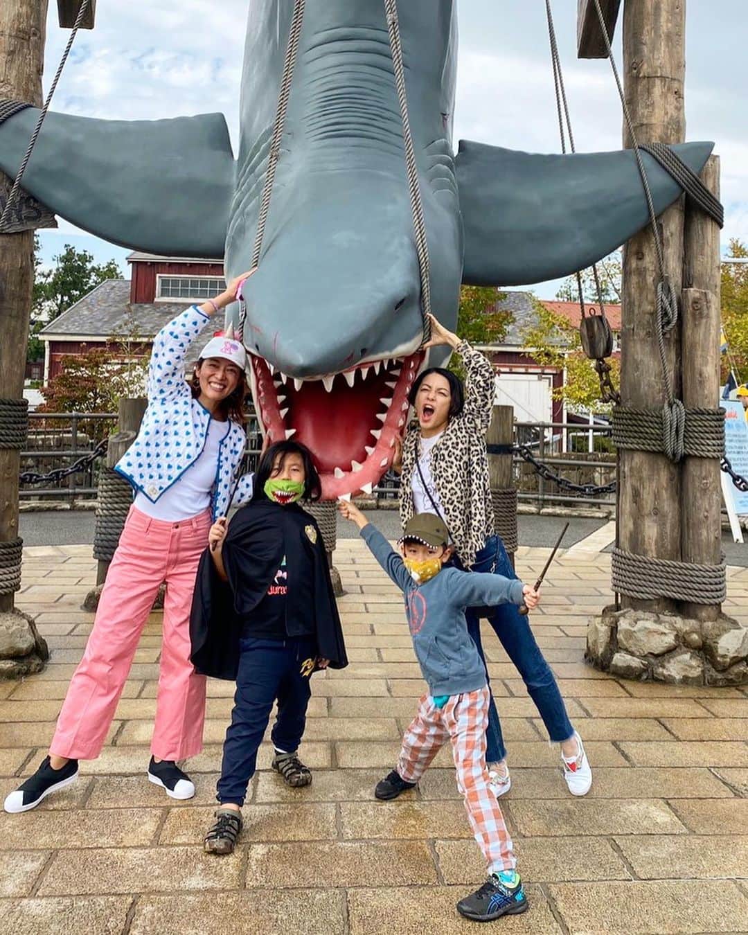 桃生亜希子のインスタグラム：「京都から大阪へ。  　4年ぶりのUSJ。 　息子の学校の友達と合流し、2泊したよ！  平日だったのもあり、待たずに乗れるものが多かった。 　息子も色々乗れるようになって、一緒に楽しめてよかったな○  #universalstudiosjapan  #usj #osaka #大阪 #boys #fun #travel」