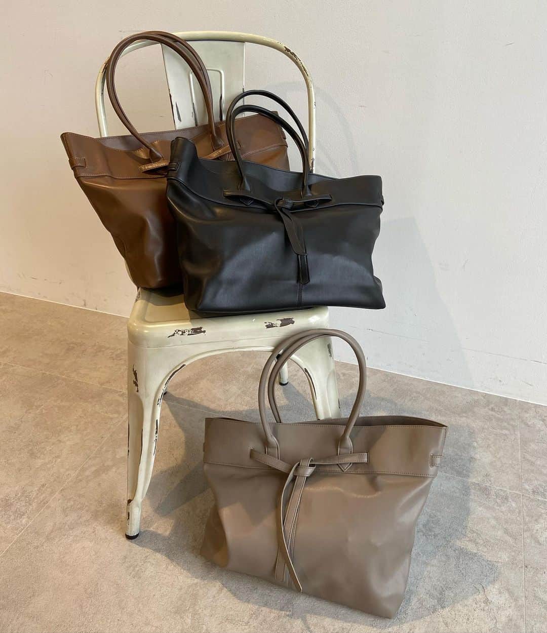 ozoc_officialのインスタグラム：「【recommend✨】 ﻿ ﻿ ……………………………………………………﻿ ﻿ ゆるいカジュアルなシルエットを重視したビッグトートバッグ﻿ ﻿ 薄手の1枚皮風合皮を使用して、軽く、くったり感のある見た目がデザインポイントです﻿ ぐるっと回したベルトが大人っぽさを演出﻿ ﻿ ✔︎ OZOC各店舗、WEB STOREにて予約受付中 ﻿ ✔︎ワールドオンラインストアではプレオーダー商品お買い上げでポイント10倍中！﻿ ……………………………………………………﻿ ﻿ ﻿ ﻿ #OZOC #オゾック﻿ ﻿ #coordinate #ファッション#コーディネート #コーデ #大人カジュアル #カジュアルコーデ #大人かわいい #ootd #code #outfit #fashion #きょコ #リラックスコーデ #autumn #秋スタイル #秋コーデ #秋ファッション #シンプルコーデ #今日のコーデ ﻿ #ビッグトート」