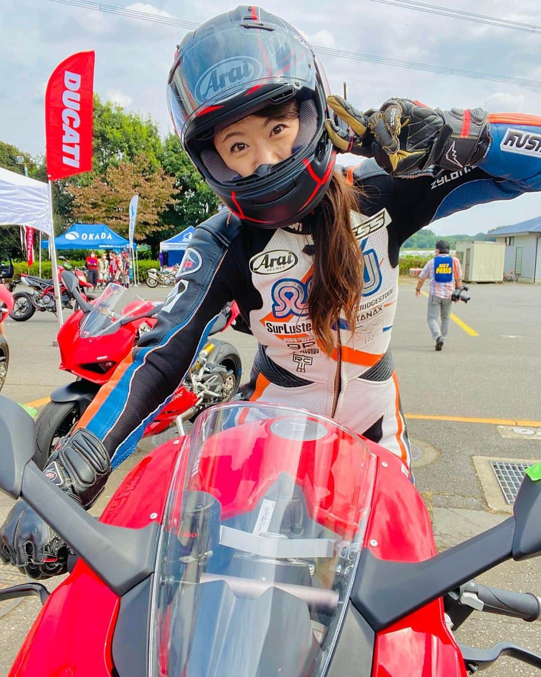 木村亜美さんのインスタグラム写真 - (木村亜美Instagram)「今週末もお天気良さそうで、バイクに乗れるね～☀️🌈 どこ行こうかなぁー( ´,,•ω•,,`)♡ . . . #DUCATI #PanigaleV2 . #木村亜美 #ducatipanigalev22020 #ducatipanigalev2 #ducatipanigale #ducatipanigalev4 #ducatistreetfighter #ducatistreetfighterv4 #Ducatirider #ducatijapan #サーキット #サーキット女子 #ducatigirl #ducatigirls #ducatista #ducatistagram #ducatigirlsclub #ducatilife #ducatilove #ducatilifestyle #superbikegirl #superbikes #ss女子 #tsukubacircuit #スーパースポーツバイク #ドゥカティ #ドゥカティいいじゃん #KUSHITANI」10月28日 21時02分 - ami_kimura0327