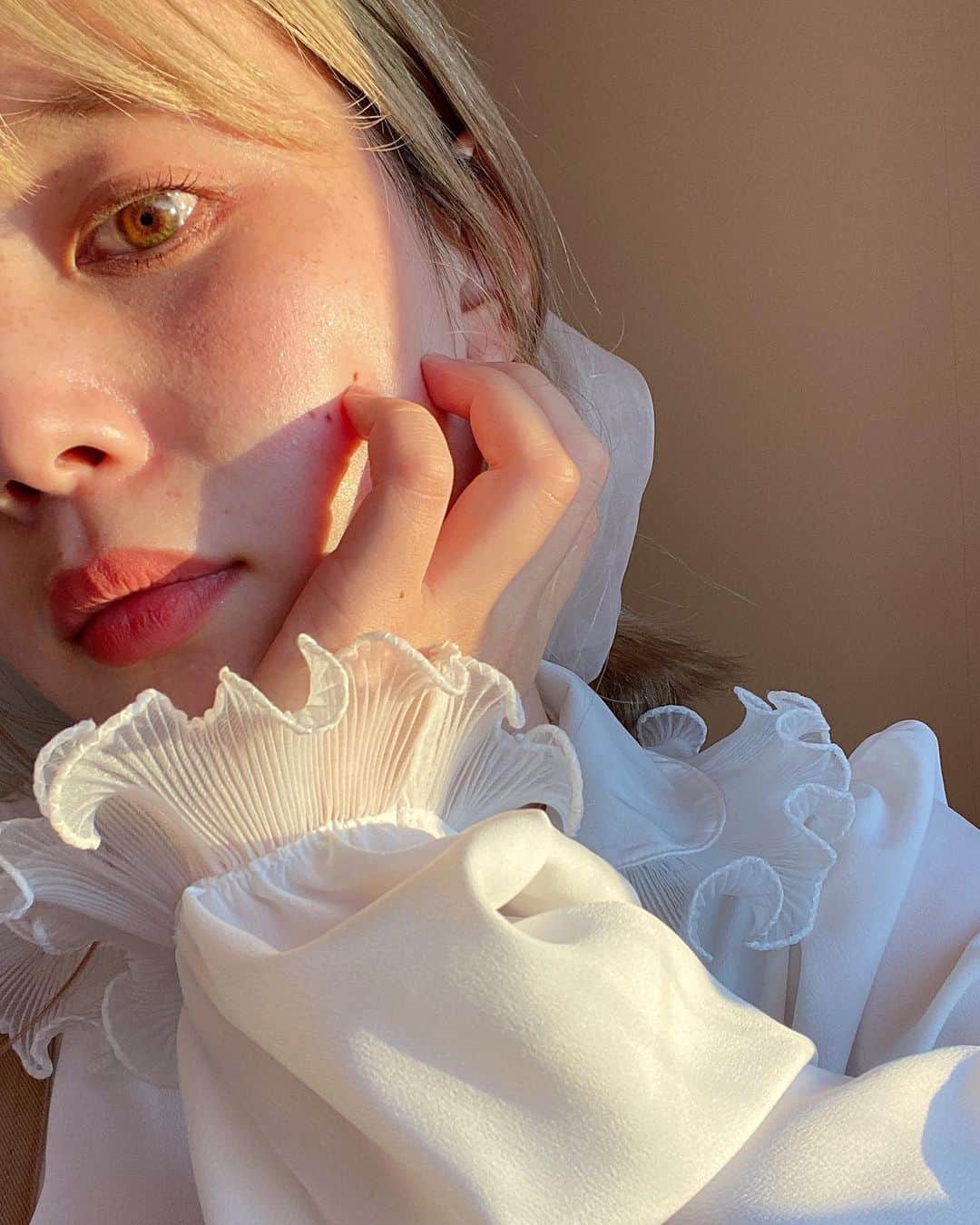 目見田早弥子のインスタグラム：「🍂 いつもと雰囲気を変えたくて久しぶりにカラコンを🌬 N's Collectionのほうじ茶ラテと玉こんにゃくです𓍼 ⠀ ほうじ茶ラテはしっかりメイクをしてガーリーな雰囲気に 合わせてみました☕️ 目がまあるく見えて光に当たった時に 元からこういう目の色かなって思うような自然な柄。 ⠀ 玉こんにゃくはグレーカラーがつけるだけで印象的なので メイクは全体的に薄めでリップをグラデーションになるように 暗めの赤を入れてみたら 肌がすごくトーンアップして見えて驚き👏🏻 ⠀ ⠀ LILY ANNAというサイトでお得にgetできるので チェックしてみてください♡ ⠀ 🌟LILY ANNA 500円OFFクーポン(全品対象) ☑︎LILY ANNA会員登録必須 ☑︎クーポンコード：2211 ☑︎～2020/11/30まで ⠀ @lilyanna.jp @nscollection_official ⠀ #LILYANNA#リリーアンナ#nscollection#エヌズコレクション#カラコン#カラコンレポ#カラコンレビュー#カラコン着画#ナチュラルカラコン#渡辺直美#ほうじ茶ラテ#玉こんにゃく#PR」