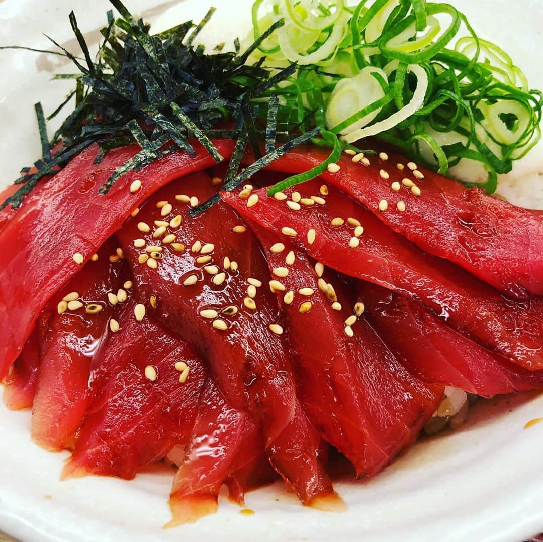 中村譲のインスタグラム：「松屋にマグロ丼あるの知ってた！？ かなりクオリティ高い❗️ #松屋  #マグロ丼  #旨い  #斬新  #tuna #tunadon #matsuya」