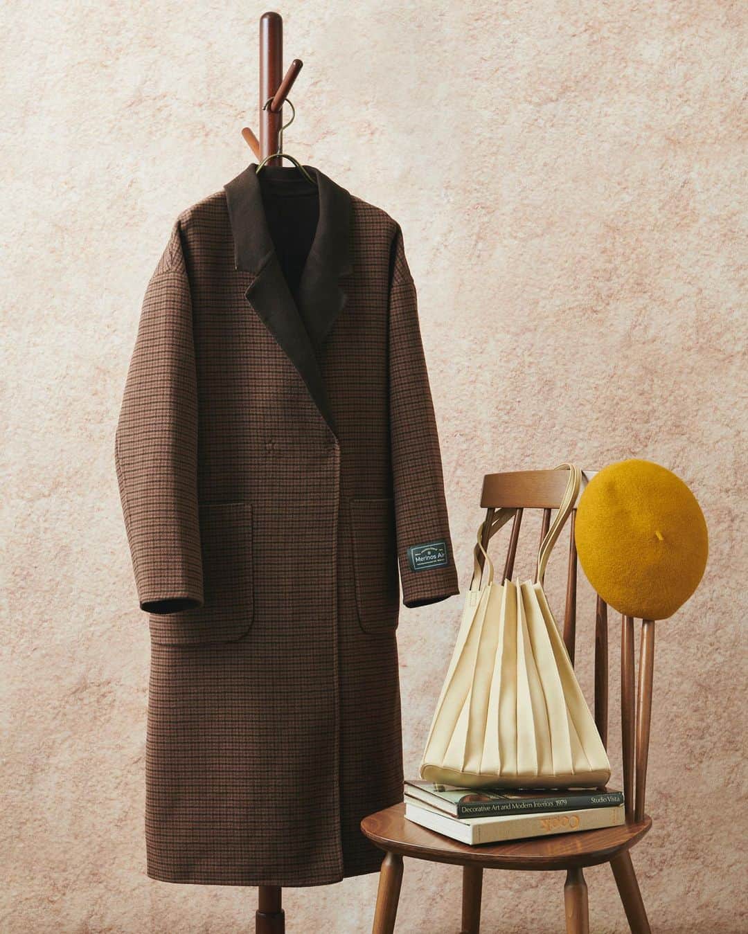 ルミネ北千住さんのインスタグラム写真 - (ルミネ北千住Instagram)「・ この冬着たい、#名作アウター 【定番をワードローブに】 ・ リバーシブルで着用可能なチェスターコートは、厚手のセーターの上からでも羽織れるゆとりのあるシルエット。ベーシックだからこそ小物で遊べるのもポイントです。 ・ #BERET ¥5,400+tax OVERRIDE/4F #COAT ¥13,000+tax #BAG ¥4,000+tax LOWRYSFARM/5F ・ #ルミネ北千住 #北千住 #lumine #コート #チェスターコート #リバーシブル #ベーシック #チェスター #ベレー帽 #オーバーライド #バッグ #プリーツ #ローリーズファーム #秋 #autumn #fashion #コーデ #今日コーデ #トレンド #トレンドアイテム #ブラウン #帽子 #人気 #定番 #2020aw #ファッション小物」10月28日 21時03分 - lumine_kitasenju