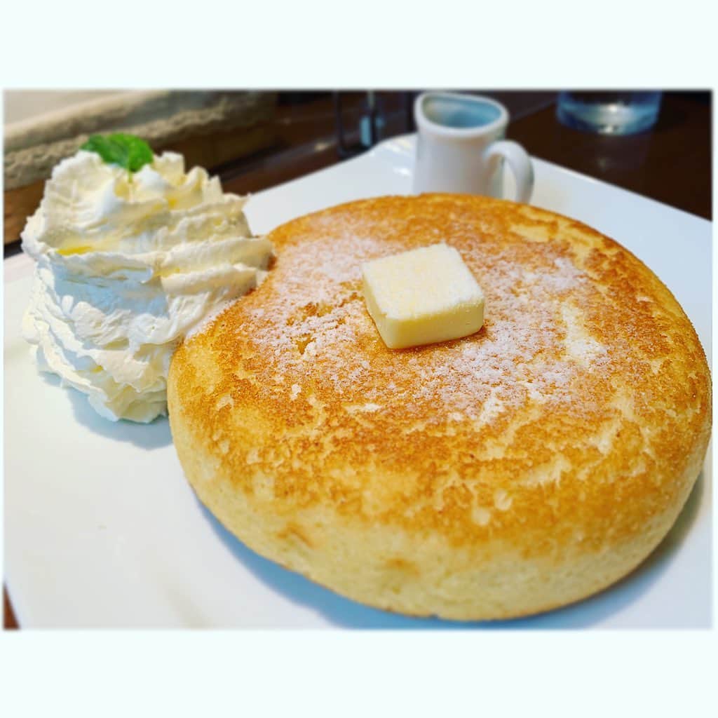 七瀬遥のインスタグラム：「ずっと気になっていたパンケーキ🥞🥞🥞 食べてきました〜😁🍴 お腹いっぱいだったけど、ペロリ😋😋😋 満足😆💖  #念願#パンケーキ#フワフワ#卵#美味しい#満足#幸せ#pancakes #sweets #cafe #delicious#good#friend#happy#love#happiness#good#smile#tokyo#japan」