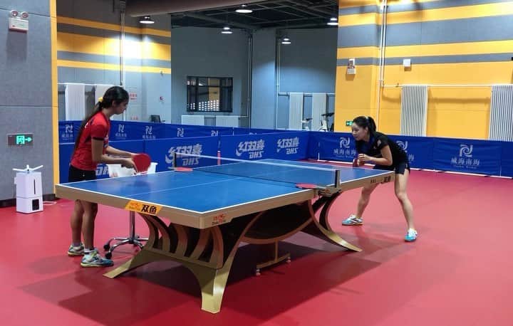リリー・チャンのインスタグラム：「Finally released from total quarantine to start training and preparing for the upcoming @ittfworld Women’s World Cup! Feeling a little slow, but just grateful and unbelievably excited that we actually get to compete again soon, especially in this new world 🙌 Also gotta thank @joolaglobal teammate @mely_diaaz for the best multiball training 💪🏓😉」
