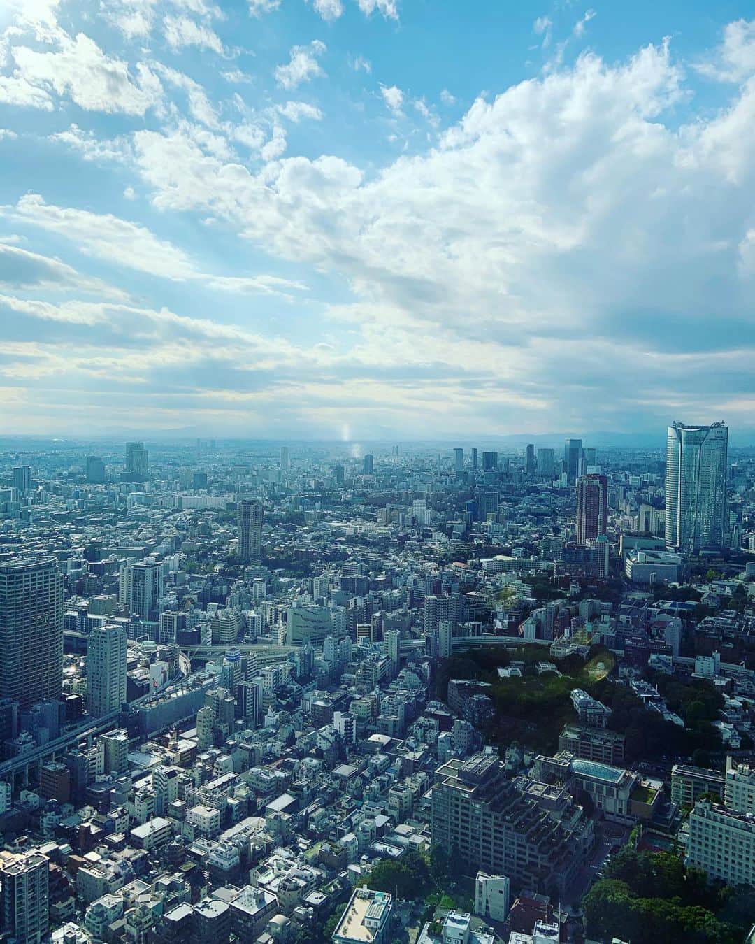 大和田美帆さんのインスタグラム写真 - (大和田美帆Instagram)「#東京観光#ワガコとおでかけ #こどもとおでかけ#東京タワー #ピクニック#芝公園 #ヒカキン　が応援大使ですって。 .  先日のお休みに、前回の浅草にひきつづき、東京観光してみました。 . 今回は東京タワー。 東京育ちでも、見かけるたびに嬉しくなる東京タワー。 やっぱり一番好きなタワーだなぁ。 .  自分のいた場所を 違う角度から見てみよう！ . というわけで、上からピクニックをした場所を確認。 .  物事を多面的に捉えられるようになってほしいし、わたしもそうなりたいな。 . 広いと思っていた場所は もしかしたらすごく狭いかもしれない。」10月28日 21時06分 - miho_ohwada