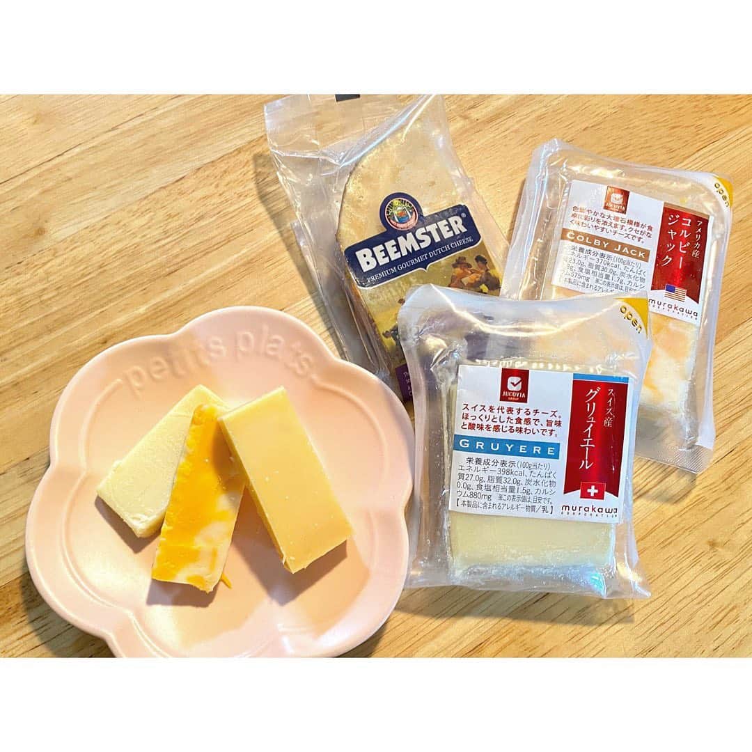 彩香さんのインスタグラム写真 - (彩香Instagram)「＊ #ヒロロ の#jupiter で愛してやまないチーズを購入しました🧀🧀🧀 どのチーズも味も香りも食感も全然違って食べ比べがとても楽しかったです♡チーズについてもっと詳しくなりたい！！！ 幸せな時間でした(*´∇｀*) ＊ ＊ ＊ #駅前 #弘前 #hirosaki #チーズ #cheese #チーズ好き #チーズ好きな人と繋がりたい」10月28日 21時07分 - saika_ringomusume