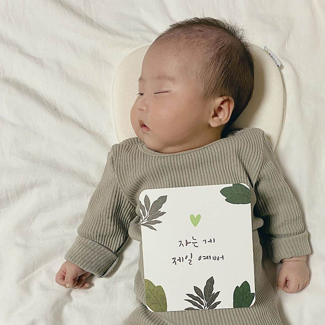 グンミ のインスタグラム：「오늘은 보채지도 않고 잘자네 👼🏻💚🌿 #아주칭찬해#생후66일#자는게제일예뻐」