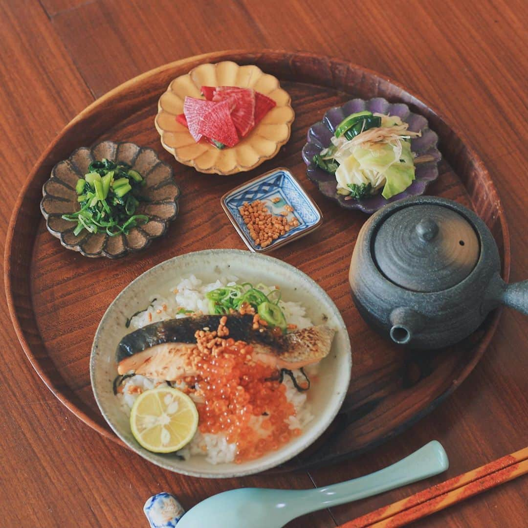 Kaori from Japanese Kitchenさんのインスタグラム写真 - (Kaori from Japanese KitchenInstagram)「鮭いくらの親子だし茶漬け。今月イチ美味しかった… ・ こんばんは。 ちょっと前の朝昼ごはん。 チョンピーというデリバリーアプリで注文した 鮭いくらのだし茶漬け。 うつわに盛り付け直して おうち時間のテンションを上げてみる。 秋色の #輪花三姉妹 うつわ🍁 家にあったすだちを添えると 美味しさ3割増で口福でした… だしをかけている動画を撮ってみましたので 画面越しの皆様に 少しでも美味しさをお裾分け☺️ 本日もお疲れ様でした☺︎ ・ 【薬膳の話】 鮭の薬膳的にみた効能については 何回かメモ書きしておりますが 身体を温める食材なので秋冬におすすめ◎ 気を補う食材でもあります。 なんか元気がなくて食欲が湧かない時こそ だし茶漬けをおすすめしたいです。 ・ ・ 【おしながき】 鮭いくらのだし茶漬け （玄米あられは @senchado_tokyo のにこまる玄米） 白菜の浅漬け 紅芯大根の浅漬け 青菜 ・ ・ ・ ・ 2020.10.28 Wed Hi from Tokyo! Here’s Japanese brunch: Ochazuke(Baked rice w/ dashi soup stock, topped with grilled salmon and Ikura), pickled Chinese cabbage, pickled red radish, and grilled spinach. ・ ・ ・ ・ #Japanesefood #breakfast #朝ごはん #おうちごはん #早餐 #薬膳 #うつわ #自炊 #家庭料理 #落合芝地 #お茶漬け #稲葉カヨ #清岡幸道 #小澤基晴」10月28日 21時08分 - coco_kontasu