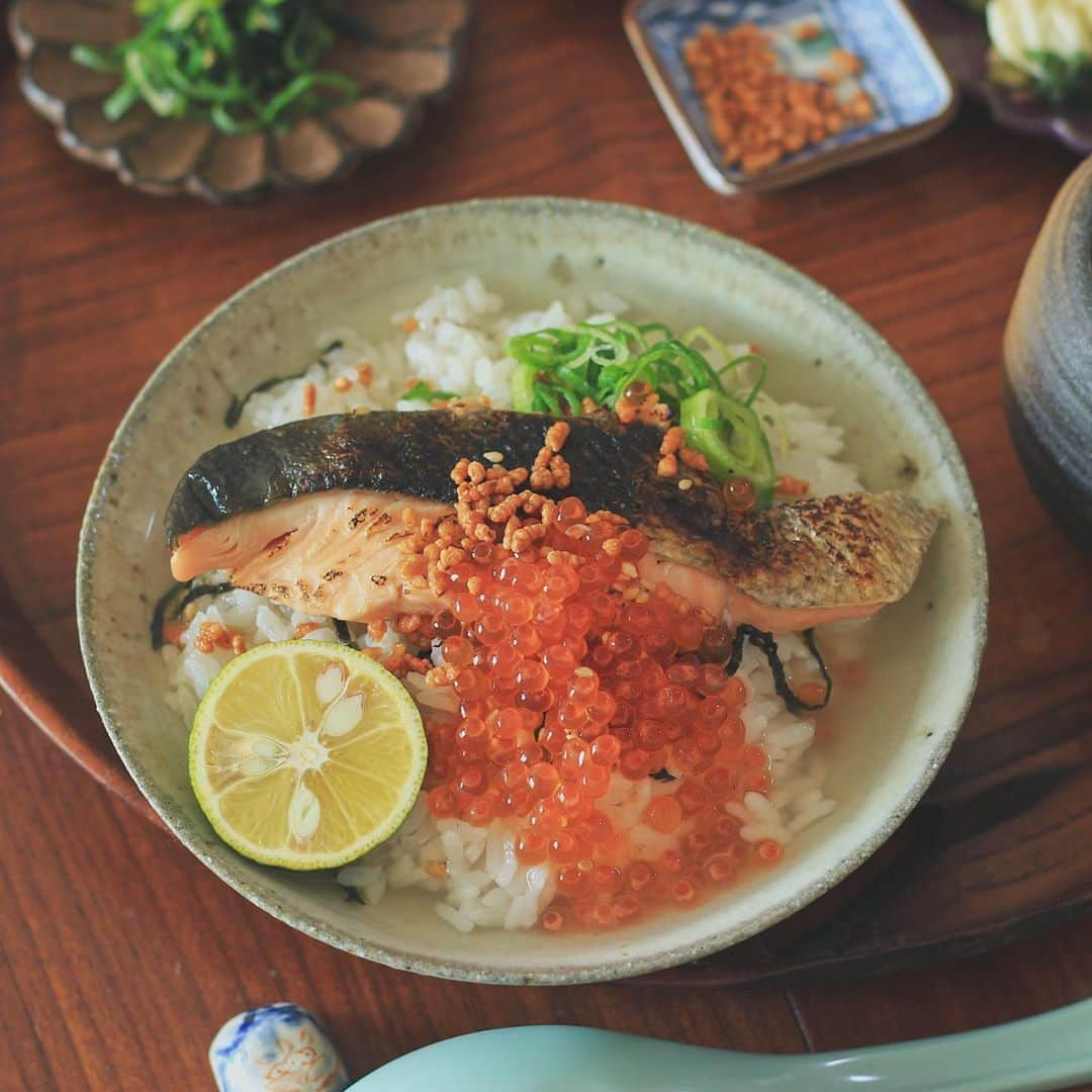 Kaori from Japanese Kitchenさんのインスタグラム写真 - (Kaori from Japanese KitchenInstagram)「鮭いくらの親子だし茶漬け。今月イチ美味しかった… ・ こんばんは。 ちょっと前の朝昼ごはん。 チョンピーというデリバリーアプリで注文した 鮭いくらのだし茶漬け。 うつわに盛り付け直して おうち時間のテンションを上げてみる。 秋色の #輪花三姉妹 うつわ🍁 家にあったすだちを添えると 美味しさ3割増で口福でした… だしをかけている動画を撮ってみましたので 画面越しの皆様に 少しでも美味しさをお裾分け☺️ 本日もお疲れ様でした☺︎ ・ 【薬膳の話】 鮭の薬膳的にみた効能については 何回かメモ書きしておりますが 身体を温める食材なので秋冬におすすめ◎ 気を補う食材でもあります。 なんか元気がなくて食欲が湧かない時こそ だし茶漬けをおすすめしたいです。 ・ ・ 【おしながき】 鮭いくらのだし茶漬け （玄米あられは @senchado_tokyo のにこまる玄米） 白菜の浅漬け 紅芯大根の浅漬け 青菜 ・ ・ ・ ・ 2020.10.28 Wed Hi from Tokyo! Here’s Japanese brunch: Ochazuke(Baked rice w/ dashi soup stock, topped with grilled salmon and Ikura), pickled Chinese cabbage, pickled red radish, and grilled spinach. ・ ・ ・ ・ #Japanesefood #breakfast #朝ごはん #おうちごはん #早餐 #薬膳 #うつわ #自炊 #家庭料理 #落合芝地 #お茶漬け #稲葉カヨ #清岡幸道 #小澤基晴」10月28日 21時08分 - coco_kontasu