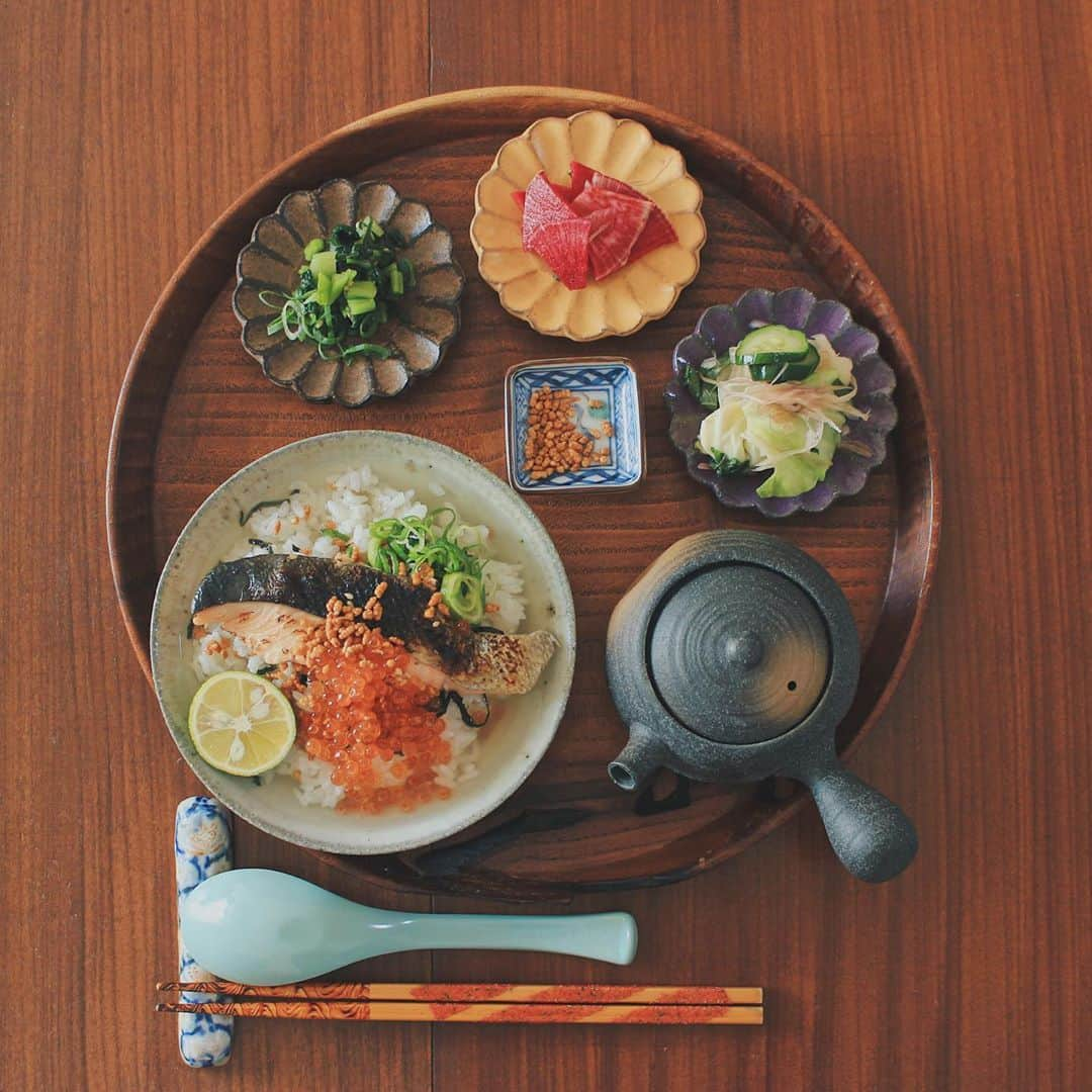 Kaori from Japanese Kitchenさんのインスタグラム写真 - (Kaori from Japanese KitchenInstagram)「鮭いくらの親子だし茶漬け。今月イチ美味しかった… ・ こんばんは。 ちょっと前の朝昼ごはん。 チョンピーというデリバリーアプリで注文した 鮭いくらのだし茶漬け。 うつわに盛り付け直して おうち時間のテンションを上げてみる。 秋色の #輪花三姉妹 うつわ🍁 家にあったすだちを添えると 美味しさ3割増で口福でした… だしをかけている動画を撮ってみましたので 画面越しの皆様に 少しでも美味しさをお裾分け☺️ 本日もお疲れ様でした☺︎ ・ 【薬膳の話】 鮭の薬膳的にみた効能については 何回かメモ書きしておりますが 身体を温める食材なので秋冬におすすめ◎ 気を補う食材でもあります。 なんか元気がなくて食欲が湧かない時こそ だし茶漬けをおすすめしたいです。 ・ ・ 【おしながき】 鮭いくらのだし茶漬け （玄米あられは @senchado_tokyo のにこまる玄米） 白菜の浅漬け 紅芯大根の浅漬け 青菜 ・ ・ ・ ・ 2020.10.28 Wed Hi from Tokyo! Here’s Japanese brunch: Ochazuke(Baked rice w/ dashi soup stock, topped with grilled salmon and Ikura), pickled Chinese cabbage, pickled red radish, and grilled spinach. ・ ・ ・ ・ #Japanesefood #breakfast #朝ごはん #おうちごはん #早餐 #薬膳 #うつわ #自炊 #家庭料理 #落合芝地 #お茶漬け #稲葉カヨ #清岡幸道 #小澤基晴」10月28日 21時08分 - coco_kontasu