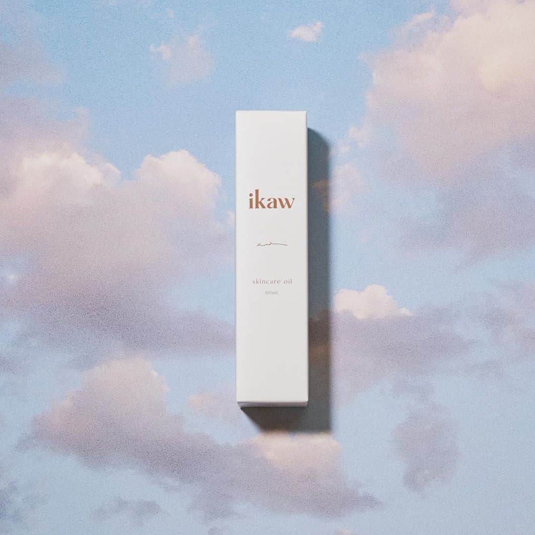 ラブリのインスタグラム：「ikaw skincare oil完売のお知らせ 本日販売いたしましたが３分で完売してしまいました😭😭😭😭😭😭カートに入れている間に完売してしまったことや、準備していたこと含め、一人でも多くの方々にご購入していただきたかったのですがあまりにも集中してしまいました。  本当にごめんなさい😭😭😭  次回のweb販売は11月末となります。  買えなかったという方々に、 それまでの間少しでもお渡ししたく私の家にある在庫をpopupで渡せる機会を考えています。  ikawというブランドは 私が立ち上げており大きな会社は関わっていません。運営チームは３人という状況です。対応しきれていない中一人でも多くの方に幸せな気持ちになってもらえるよう毎日頑張っています。もう少々お待ち下さい🙇‍♀️🙇‍♀️🙇‍♀️🙇‍♀️🙇‍♀️  そしてご購入いただきありがとうございます。 発送まで今しばらくお待ち下さい！  @ikaw_official」