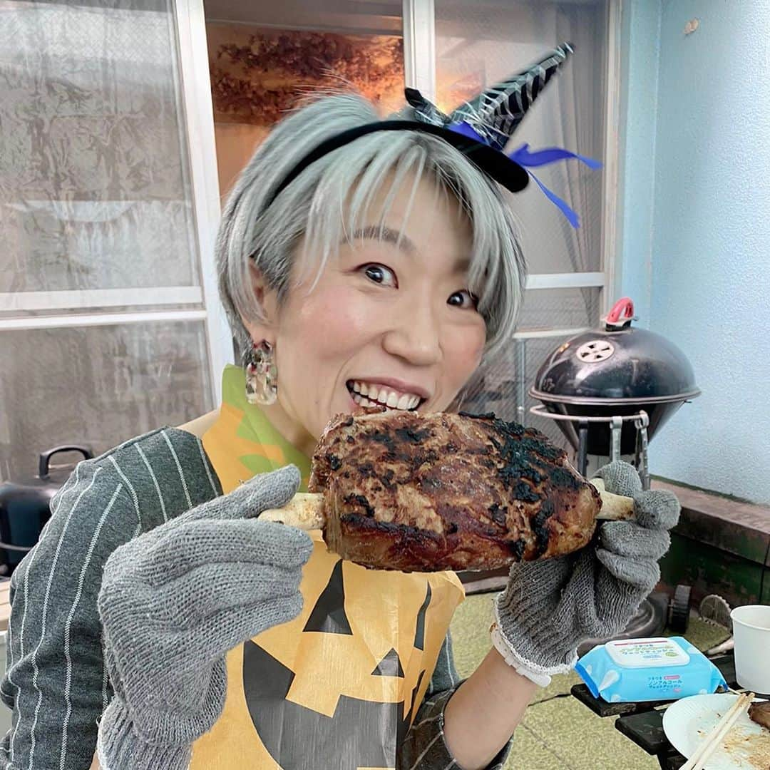 朝倉真弓さんのインスタグラム写真 - (朝倉真弓Instagram)「✨大人のBBQ🍖✨﻿ ﻿ 都心の隠れ家的なテラスで﻿ バーベキュー大会💕﻿ ﻿ ハロウィンコスで盛り上がりました。﻿ ﻿ 海鮮もあり、お肉もあり。﻿ ﻿ ギャートルズの「あの肉」も🍖﻿ ﻿ 美味しかったです！﻿ ﻿ #BBQ﻿ #バーベキュー﻿ #ギャートルズ﻿ #あの肉﻿ ﻿ ………………………………………………………… ﻿ プロフィール欄より、朝倉真弓の﻿ パーソナルサイトに飛べます。﻿ ﻿ サイトの無料会員登録、﻿ 引き続き募集中！﻿ ﻿ 限定動画などをお送りしております！﻿ …………………………………………………………﻿ ﻿ #グレイヘア #グレーヘア #グレイヘアモデル  #ヘアモデル #白髪 #白髪染めやめた #grayhair #grayhairstyle #greyhair #アラフィフ女子 #40代 #アラフィフ #自分を好きになる #コンプレックス解消 #講師 #講演家 #朝倉真弓 #ファッション #大人の放課後センス」10月28日 21時10分 - mayumi_asakura