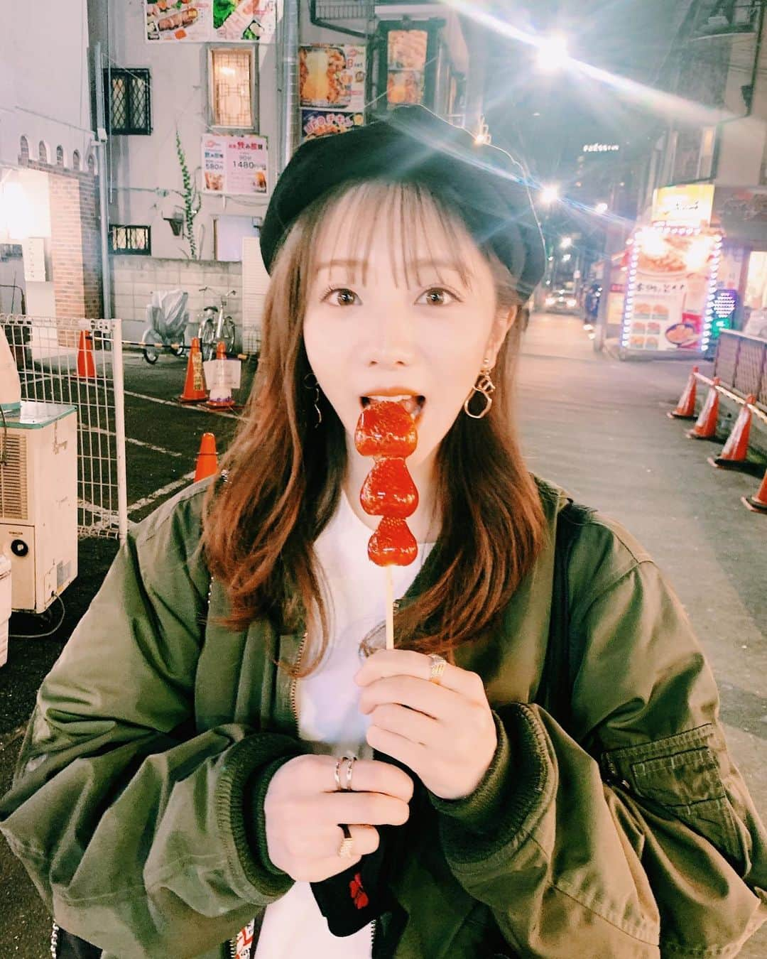 能條愛未さんのインスタグラム写真 - (能條愛未Instagram)「いちご飴🍓  #こんな笑ってるのに #最後　撮れた？の顔が #こわすぎ」10月28日 21時10分 - noujoami_official