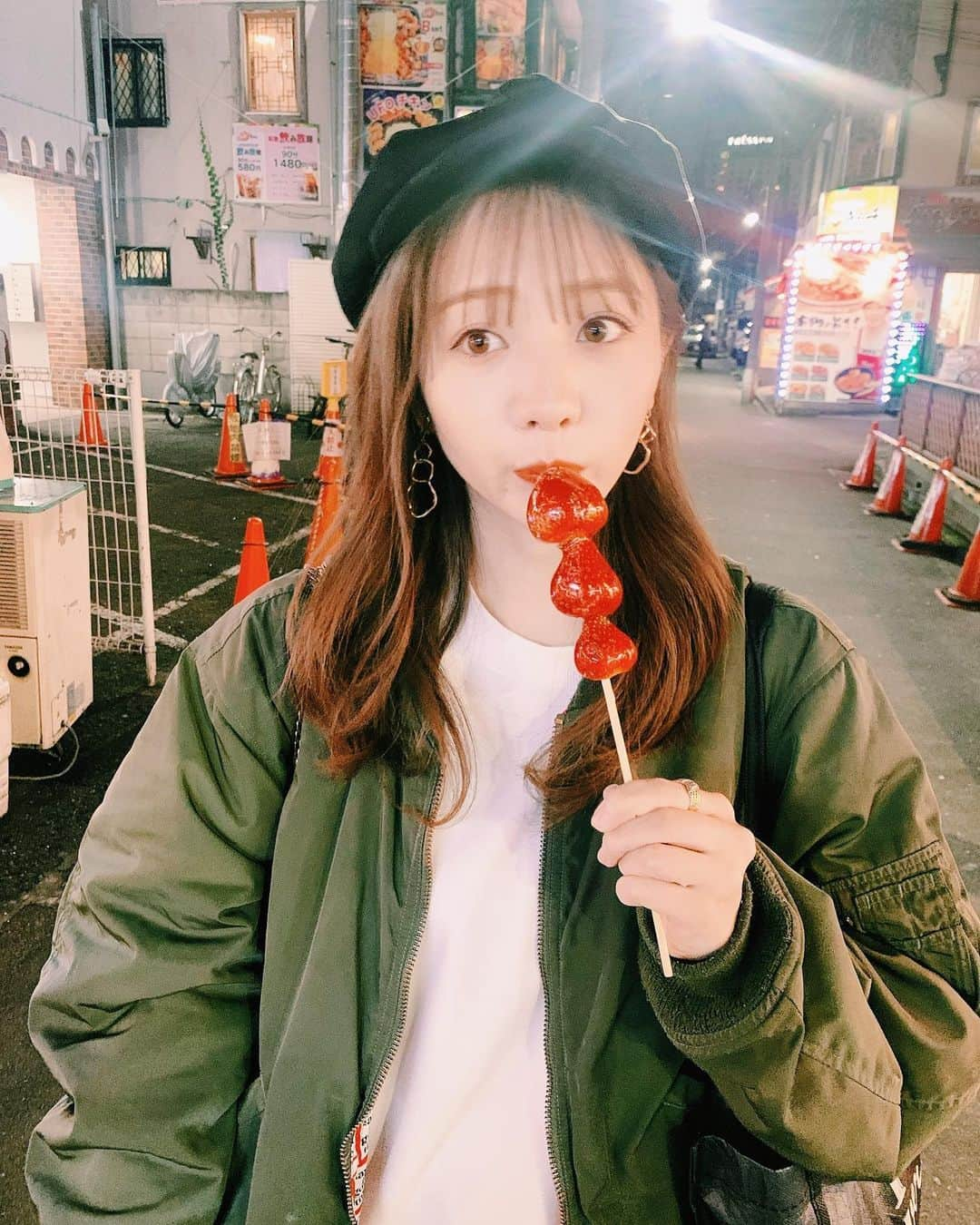 能條愛未さんのインスタグラム写真 - (能條愛未Instagram)「いちご飴🍓  #こんな笑ってるのに #最後　撮れた？の顔が #こわすぎ」10月28日 21時10分 - noujoami_official