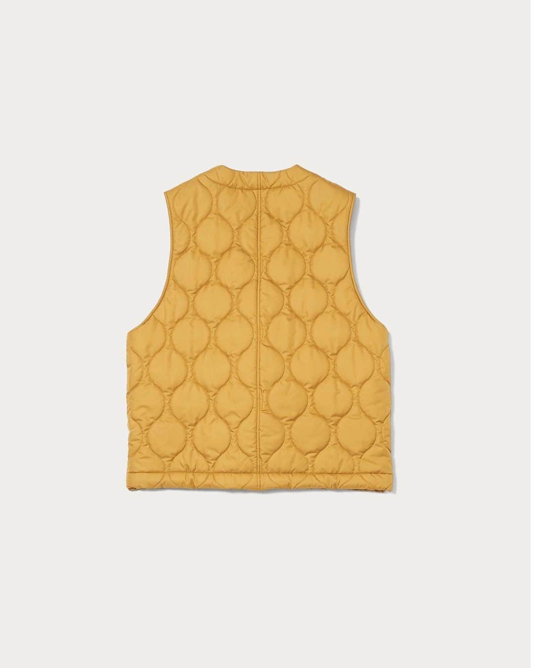 UNITED ARROWS & SONSさんのインスタグラム写真 - (UNITED ARROWS & SONSInstagram)「【 New Arrival 】﻿ ＜UNITED ARROWS & SONS ＞﻿ GOURD VEST﻿ now in store & online store.﻿ ミリタリーアイテムに使用されるキルティングステッチを使用したキルティングベスト。﻿ 平面のパターンを採用し、肩傾斜を通常よりも低くすることで、和服のような佇まいでありながら、モダンなボックスシルエットに。また高密度で透湿性のある撥水素材を採用しています。﻿ ﻿ Quilting vest with quilting stitches used for military items.﻿ By adopting a flat pattern and lowering the shoulder inclination than usual, it has a modern box silhouette while having the appearance of Japanese clothes. It also uses a high-density, breathable water-repellent material.﻿ ﻿ #UnitedArrows﻿ #UnitedArrowsAndSons﻿」10月28日 21時11分 - unitedarrowsandsons
