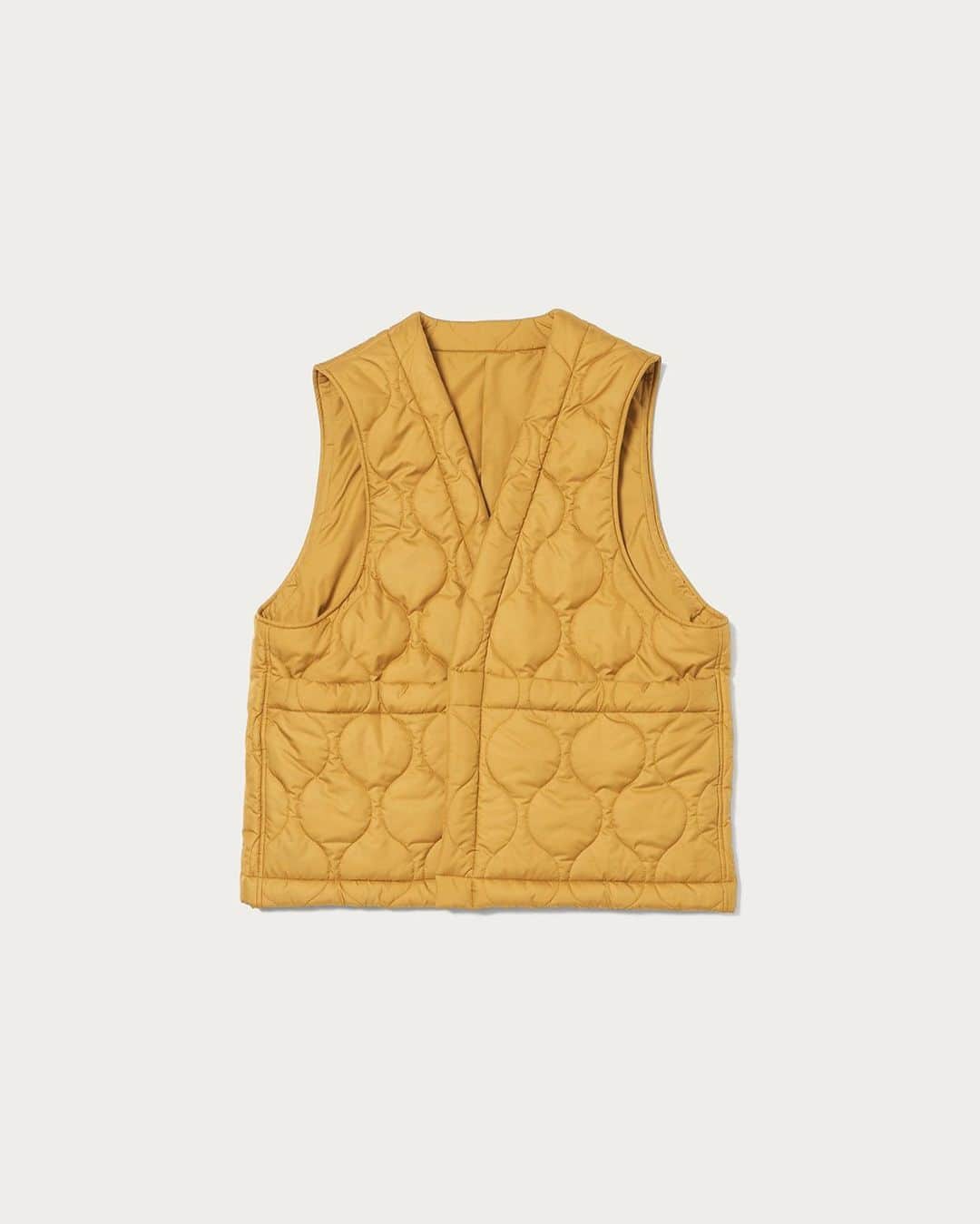 UNITED ARROWS & SONSさんのインスタグラム写真 - (UNITED ARROWS & SONSInstagram)「【 New Arrival 】﻿ ＜UNITED ARROWS & SONS ＞﻿ GOURD VEST﻿ now in store & online store.﻿ ミリタリーアイテムに使用されるキルティングステッチを使用したキルティングベスト。﻿ 平面のパターンを採用し、肩傾斜を通常よりも低くすることで、和服のような佇まいでありながら、モダンなボックスシルエットに。また高密度で透湿性のある撥水素材を採用しています。﻿ ﻿ Quilting vest with quilting stitches used for military items.﻿ By adopting a flat pattern and lowering the shoulder inclination than usual, it has a modern box silhouette while having the appearance of Japanese clothes. It also uses a high-density, breathable water-repellent material.﻿ ﻿ #UnitedArrows﻿ #UnitedArrowsAndSons﻿」10月28日 21時11分 - unitedarrowsandsons