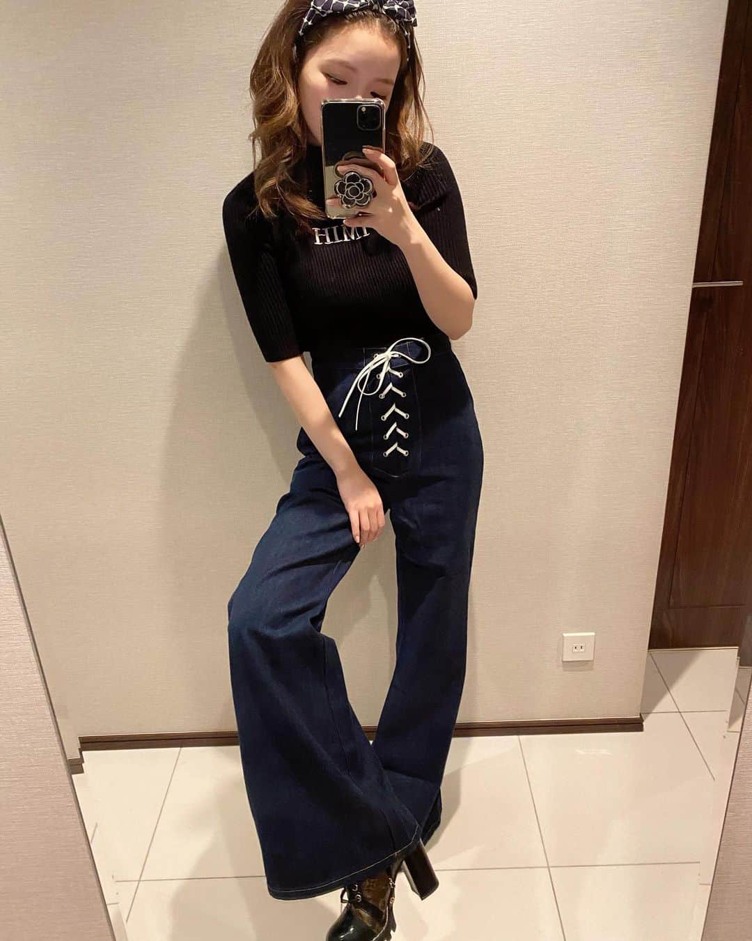 南りほのインスタグラム：「親友ちゃんのプロデュースジーンズ届いた👖💙 @_yukira_  ゆきらが1から全部こだわって作ったんだよ🤍めちゃくちゃ楽しみに待ってた🥺 ハイウエストでかなりの脚長効果と細く見える🖤天才💯 ヒールと合わせたら可愛いよ〜🤎」