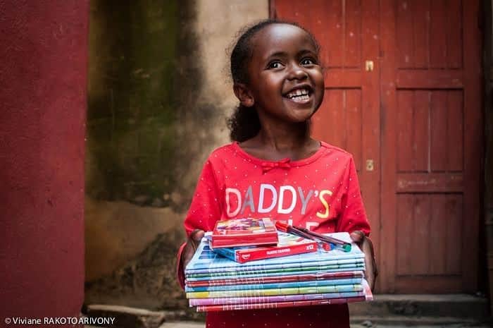 ジャマンピュエッシュのインスタグラム：「Her name is Onja. This beautiful little girl is now in 10th grade. In collaboration with Jamin Puech and @viviane.rakotoarivony , Onja has obtained the school supplies for this year. She is first in her class. Every child has the right to go to school. To support Viviane's project, you can buy one of her photos on her website. One photo purchased equals one school year.」