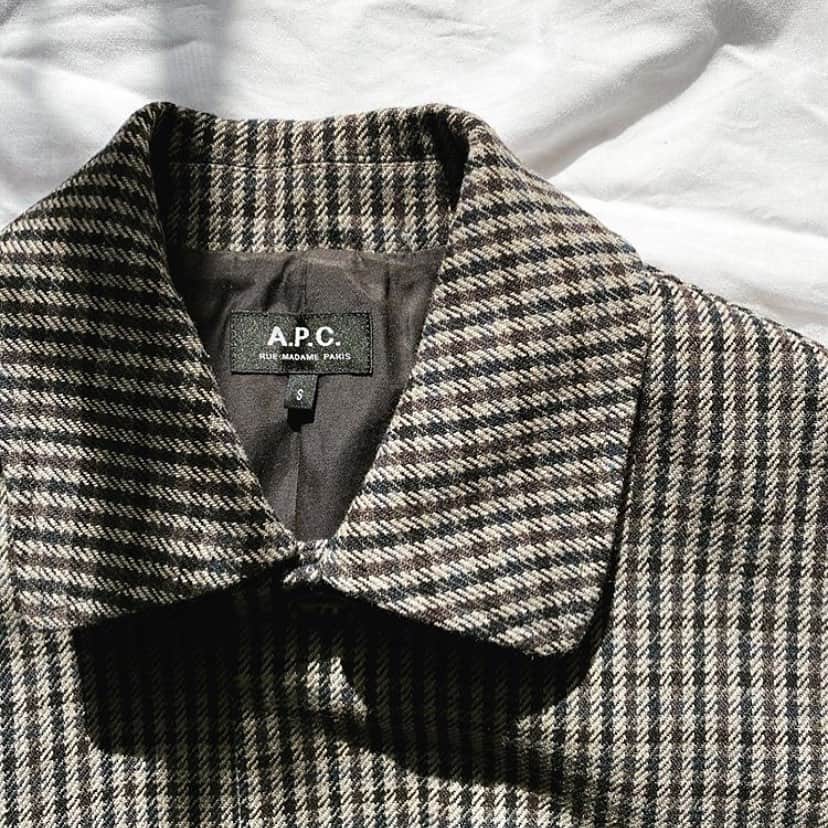 アーペーセーのインスタグラム：「A.P.C. F/W 2020⠀ ⠀ Flynn mac in dark beige.⠀ ⠀ Available in stores and at apc.fr⠀ ⠀ Regram @yvv_kii ⠀ ⠀ #APC #APCFW20 #MyAPC」