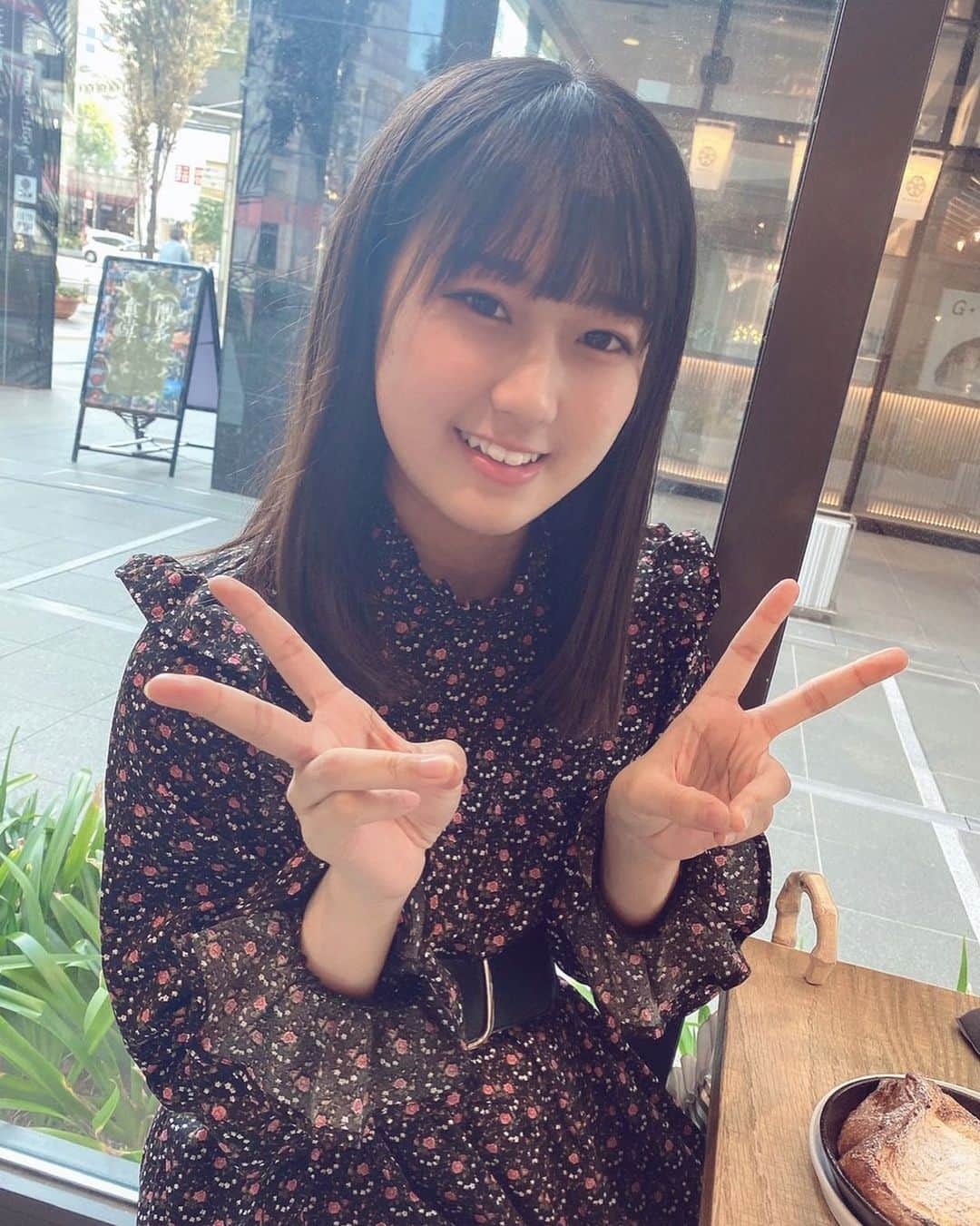 川平聖のインスタグラム：「ついに寒くなってきたよね〜 冬物出してこよっと🙋‍♀️ ・ ・ ・ @hinapiyo38_hkt48 ひなにもらったワンピースデス🥰 かわい！！ありがとう！！！ー！ ・ ・ #ワンピース #秋服 #秋 #ピース #花柄ワンピース #なんか #苦笑い #してない？ #気持ちはにこにこ #秋っていいね #もらったのはちょっと前！」