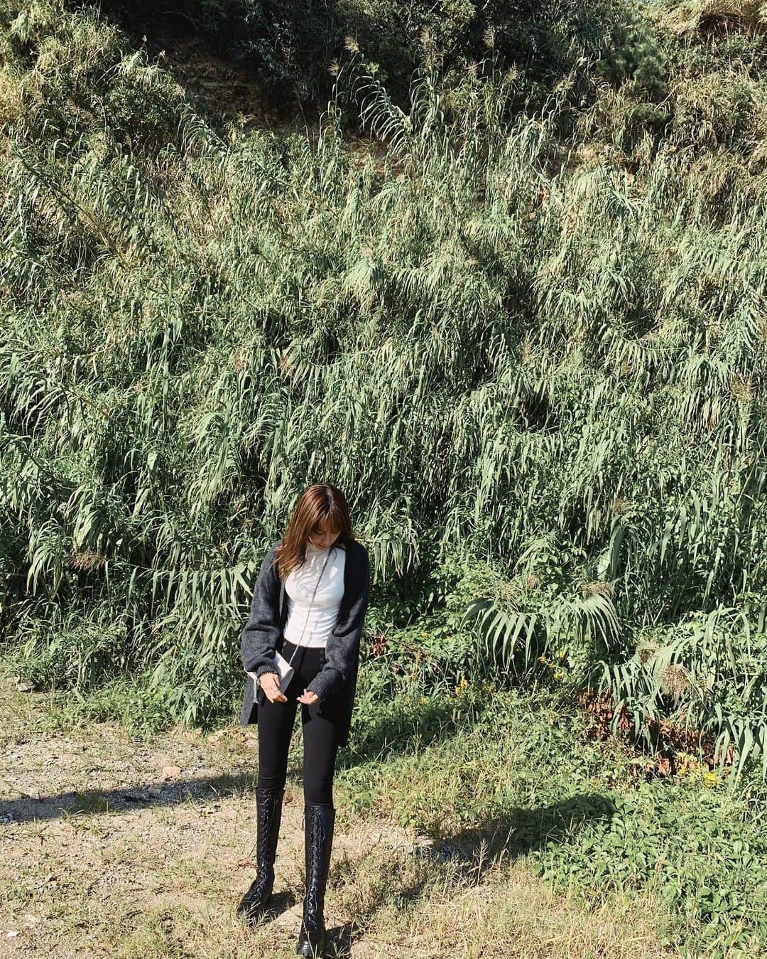 小屋春菜のインスタグラム：「日間賀島(知多)の旅🧞‍♂️  久しぶりに旅行に行きました！ ホテルや旅館のサイトを見るのが好きでたいてい私チョイスの旅館なのですが、今回はやらかしました🙋🏽‍♀️ 旅館は日間賀島にあると思ってたらぜんぜん手前の美浜町の方😶  日間賀島についてから気づくという。  でも、とーっても楽しかったしご飯すっごく美味しかったし旦那さんと娘が楽しんでいたので良い旅行でした♡ 日帰り温泉でも行きたい所🛁  それにしても2人の頭の形がそっくりだ。。。  #日間賀島　 #離島 #名古屋」