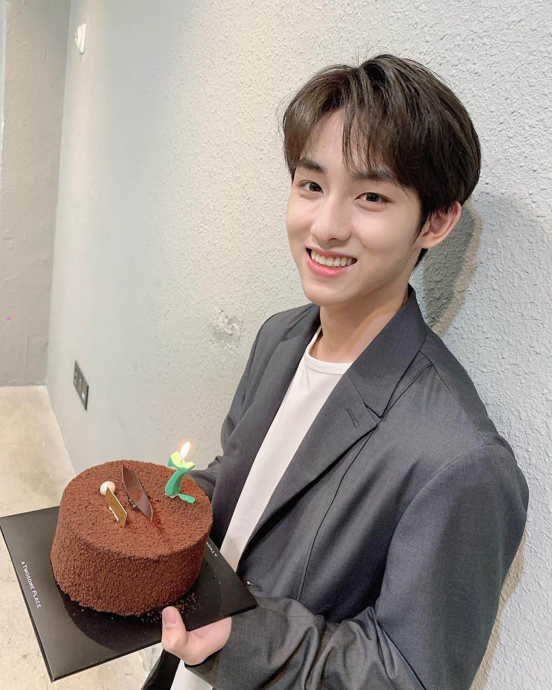 ウィンウィン（winwin）さんのインスタグラム写真 - (ウィンウィン（winwin）Instagram)「저를 사랑하는 모든 분들과 제가 사랑하는 사람들을 위해 이 순수한 마음 잊지 않도록 노력할께요!  23살의 저는 너무 행복해요 여러분도 그랬으면 좋겠어요❤️」10月28日 21時16分 - wwiinn_7