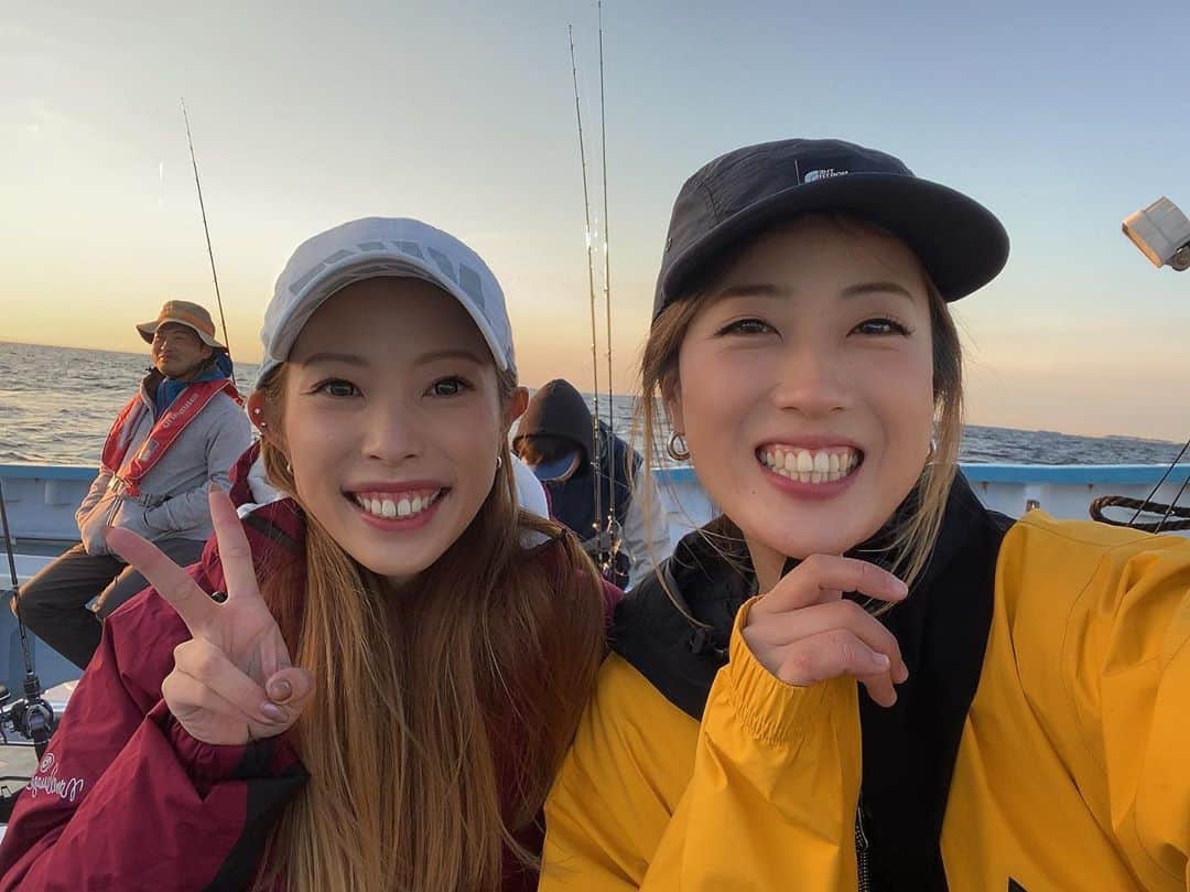 岡田万里奈さんのインスタグラム写真 - (岡田万里奈Instagram)「. . . . 念願の！！！ タチウオテンヤに行ってきました☺️☺️☺️ . ずっとずっと釣れなくて、 やっっっっと釣れた１匹が こんなビックサイズで感動😭 . ジグともエサとも違うアタリに 痺れた〜🔥🔥🔥 . テンヤから餌から 全部準備していただいた皆さま、 本当にありがとうございました😭 . テンヤハマってしまった笑 . . #沖で忍姉さんと #元マネージャーさんに会うという奇跡 #笑 #タチウオの船団恐るべし #jackall #アンチョビドラゴン #fishingphotography  #fishingphoto #fishinggirls  #釣りガール  #オカマリが釣ってきた #おかまり」10月28日 21時28分 - lovendor_okamari