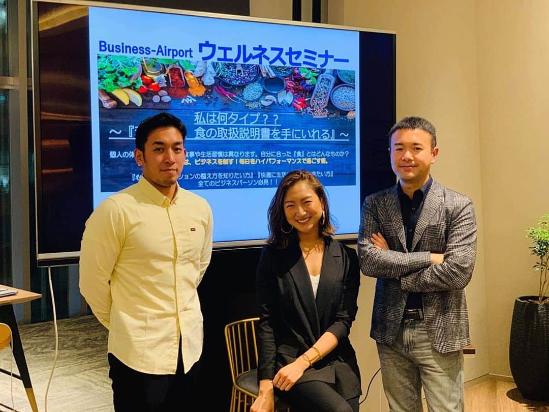 のインスタグラム：「【 世界最古の伝統医学の哲学から学ぶ、 ストレス・アンガーマネジメント 】 明日 10/29 17:00-  @business_airport  online🖥✨  皆様こんばんは！ 明日夕方は、東急不動産様のシェアオフィス ビジネスエアポート様のコンテンツ内にて 3度目のオンラインセッションを開催させていただきます🙏  皆様ご予約は、お済みでしょうか？😊  ------------------------------------------  この写真は、約2年前のBA様でのオフラインイベント。  起業前からずっとご一緒させていただいている 大手企業を股にかけて引っ張りだこの産業医 三宅　琢先生 と出会い、共にビジネスパーソン👨‍💼向けの 心身の健康経営事業に取り組んで参りました。  その中で、去年12月のインド🇮🇳滞在中、 ふつふつと、瞑想や哲学を伝える、 というアイデアとその必要性に駆られ、 出会うヒト、出会うヒトに、プレゼンし、 自社サイト内でも最小限からコツコツと その機会を積み重ねてきました。  去年の今頃であれば、 いまの瞑想や哲学のニーズが全くと言って良い程に 私の周囲には皆無だったことを思うと、 1年前に必要に駆られ動いてきた結果 このようなら機会を様々な企業様や各媒体に いただけていることを心から嬉しく思いますし、  やはり、 世の中が変わるのを指を加えて待っていたり、 大きな組織や政治が変わらなければと言い訳やデモをしたり、 そんなヒマも、注ぐエネルギーもあるならば、 まずは、自分や、自分の周りへ どれだけ小さくてもアクションし続けることが 大切だと実体験を元に感じます。  ------------------------------------------  ちなみに、こういった思想も、 表題で、明日のテーマである、 世界最古の伝統医学アーユルヴェーダの 哲学から学んだ"生き方の知恵" から 現代にどう生き残るか？という　 "生き残る知恵" として適応し 私の人生においてもビジネスにおいても、 舵きりの最もな判断基準となっています。  2年前の自分のゼロ地点を決して忘れぬよう、 そしてそこに感謝と尊敬を感じながら、 1年前から構想してきたことを 実現に向かわせていただいている 多くの方々のサポートに最もな感謝を持って。  ------------------------------------------  明日 10/29 thu. 17:00-18:00 30分講義・30分質疑応答をzoomにて行います。  お申し込みや詳細は、 MOTHER @mother___jp  ウェブサイトの イベントページからチェックしてくださいね。  それではまた明日👋Good Night!  #ビジネスエアポート #businessairport  #シェアオフィス #ビジネスパーソン #ビジネスアスリート #産業医 #健康経営 #アーユルヴェーダ #ヨガ #心身の健康 #ホリスティック #管理栄養士 #予防医学 #瞑想 #哲学 #アンガーマネジメント #ストレスマネジメント」