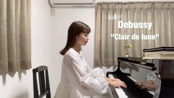 村上奈菜のインスタグラム：「YouTube更新🎹 ドビュッシー作曲の月の光を弾いてみました＾＾ 心を落ち着かせたいときや眠れない時に🌛 続きはYouTubeで…☺️ . #ドビュッシー #ベルガマスク組曲 #月の光 #ピアノ #クラシック #debussy #clairdelune  #piano  #napianoo」