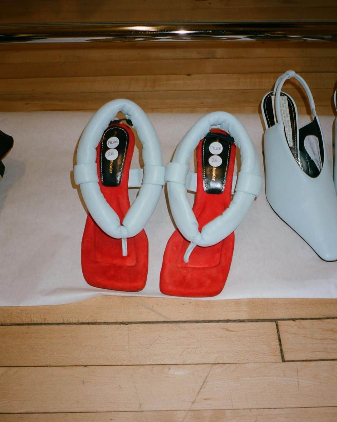 プロエンザスクーラーのインスタグラム：「Fall Winter 2020 Runway shoes Photographed by @blackpierreange during our February show prep #proenzaschouler」