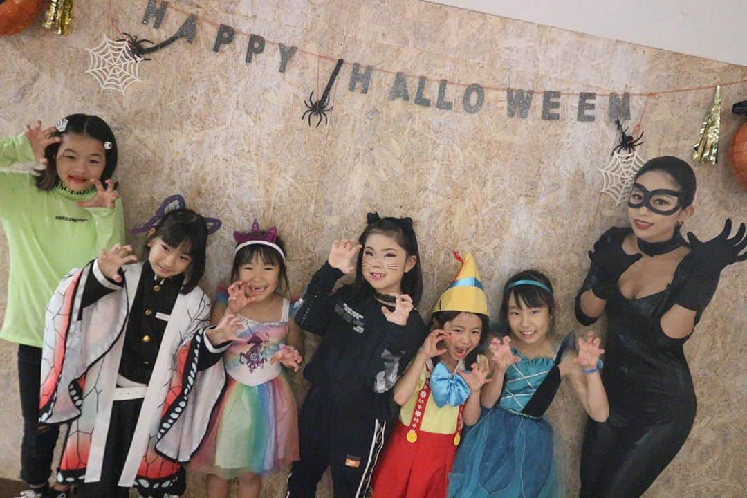 ANNA さんのインスタグラム写真 - (ANNA Instagram)「🎃HALLOWEEN PARADE2020👻🎃・ ・ コロナ禍で中々人前で踊る機会の無いみんなが今日は配信でショーをやりました・ みんな楽しそうで良かった🎉・ ・ 配信見てくれた皆様ありがとうございました🍬・ ・  ・ #halloween #repjapan #danceschool #kidsdanceschool #ハロウィンウィーク #halloweenweek #thedarkknightrises #catwoman  #costume #badman  #ダークナイトライジング #キャットウーマン #のつもりがほぼゲッターズ」10月28日 21時28分 - anna_flare