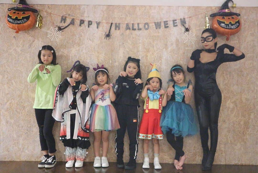 ANNA さんのインスタグラム写真 - (ANNA Instagram)「🎃HALLOWEEN PARADE2020👻🎃・ ・ コロナ禍で中々人前で踊る機会の無いみんなが今日は配信でショーをやりました・ みんな楽しそうで良かった🎉・ ・ 配信見てくれた皆様ありがとうございました🍬・ ・  ・ #halloween #repjapan #danceschool #kidsdanceschool #ハロウィンウィーク #halloweenweek #thedarkknightrises #catwoman  #costume #badman  #ダークナイトライジング #キャットウーマン #のつもりがほぼゲッターズ」10月28日 21時28分 - anna_flare