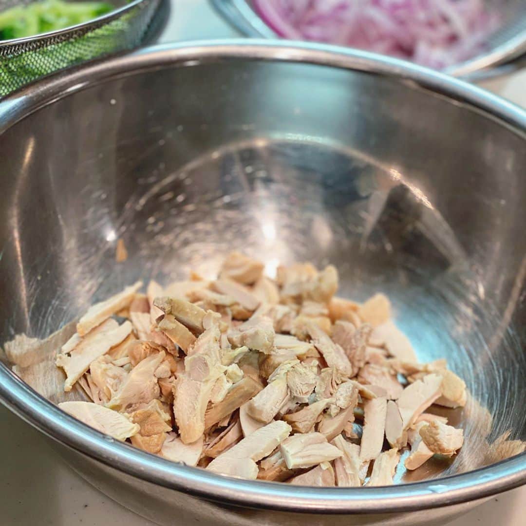 松本孝美さんのインスタグラム写真 - (松本孝美Instagram)「今夜のサラダ  お鍋の出汁用に入れていた #鶏モモ肉   かたくなっているのを細かく裂いて セロリ、アーリーレッド 細切りにした後、塩をして水分を出し さらにペーパーに包んで水を切った きゅうりと一緒に ヨーグルト、プチプチマスタード、 にんにくオイルで和えています  紫の斑点がおしゃれな葉は お初の #カステルフランコ 苦くてほんの少し甘みもあって好きな味  #t_mimi_cucumber  #t_mimi_salad  #サラダ#出汁用#鶏モモ#きゅうり#セロリ#アーリーレッド#ヨーグルト#プチプチマスタード#にんにくオイル」10月28日 21時23分 - t_mimi1414