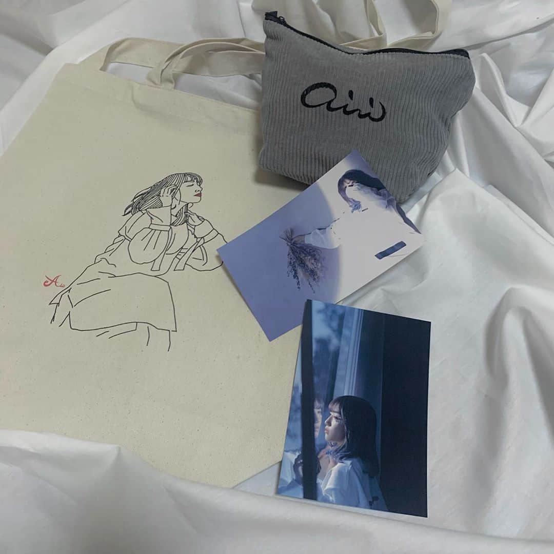 のインスタグラム：「グッズ完成しました  この写真撮るために服を着て化粧をして白いシーツを買いに行きました  無くなり次第販売終了となりますが 皆さんが購入しない限りは絶対に無くならないので安心してください  愛李の顔面トートバッグやポストカード、更に愛李デザインのヘアピンやクリアファイルなどなどぜひチェックしてみてね〜」